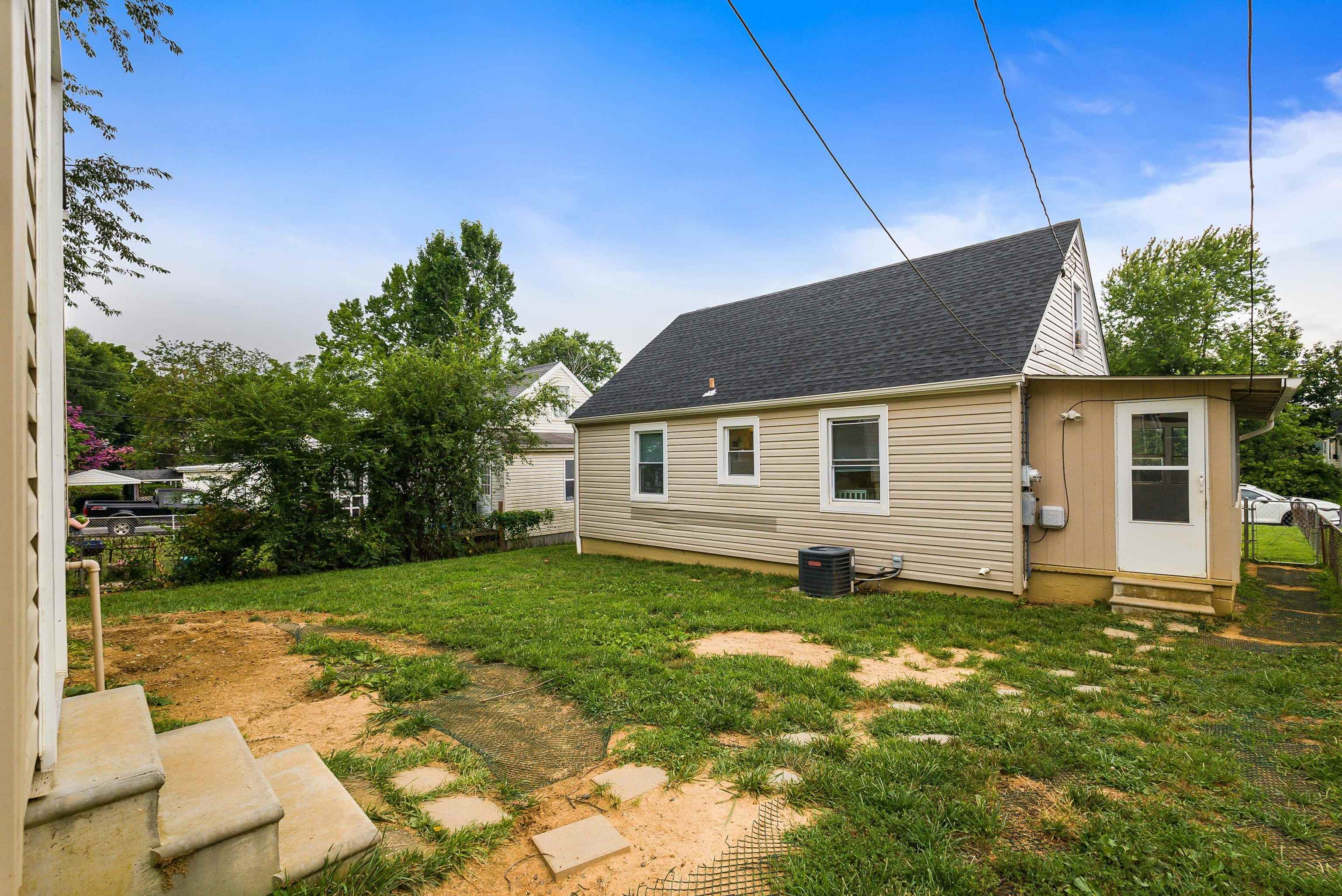 404 JAMES AVE, WAYNESBORO, Virginia 22980, 3 Bedrooms Bedrooms, ,1 BathroomBathrooms,Residential,404 JAMES AVE,667385 MLS # 667385
