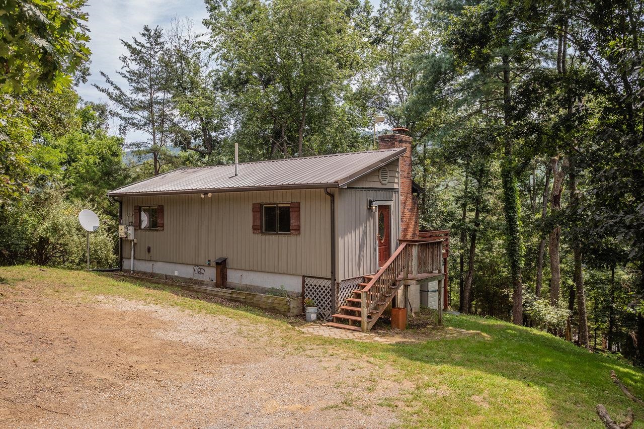 17341 STARSTONE DR, BROADWAY, Virginia 22815, 2 Bedrooms Bedrooms, ,1 BathroomBathrooms,Residential,17341 STARSTONE DR,667405 MLS # 667405