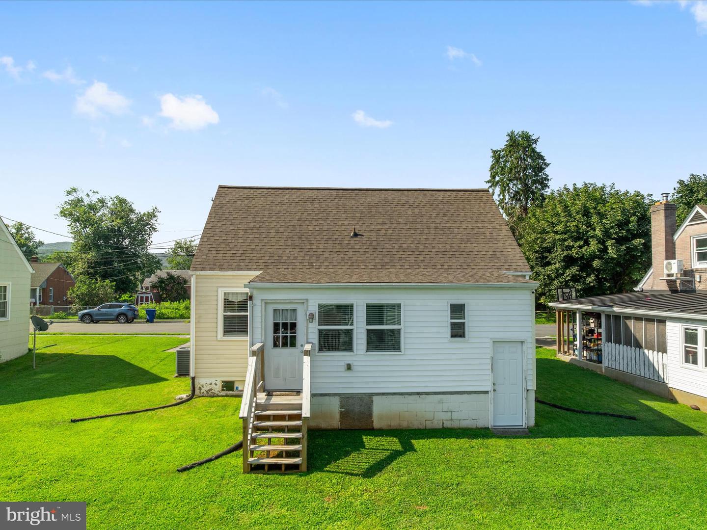 702 BRAXTON RD, FRONT ROYAL, Virginia 22630, 4 Bedrooms Bedrooms, ,1 BathroomBathrooms,Residential,For sale,702 BRAXTON RD,VAWR2011630 MLS # VAWR2011630