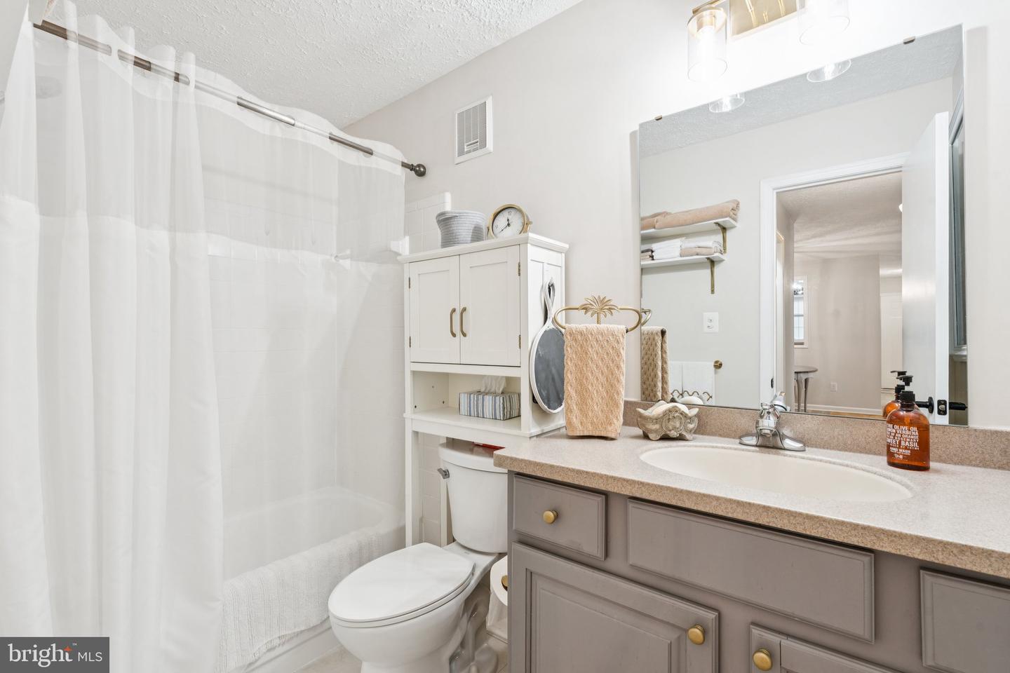 10054 OAKTON TERRACE RD, OAKTON, Virginia 22124, 1 Bedroom Bedrooms, ,1 BathroomBathrooms,Residential,For sale,10054 OAKTON TERRACE RD,VAFX2256252 MLS # VAFX2256252
