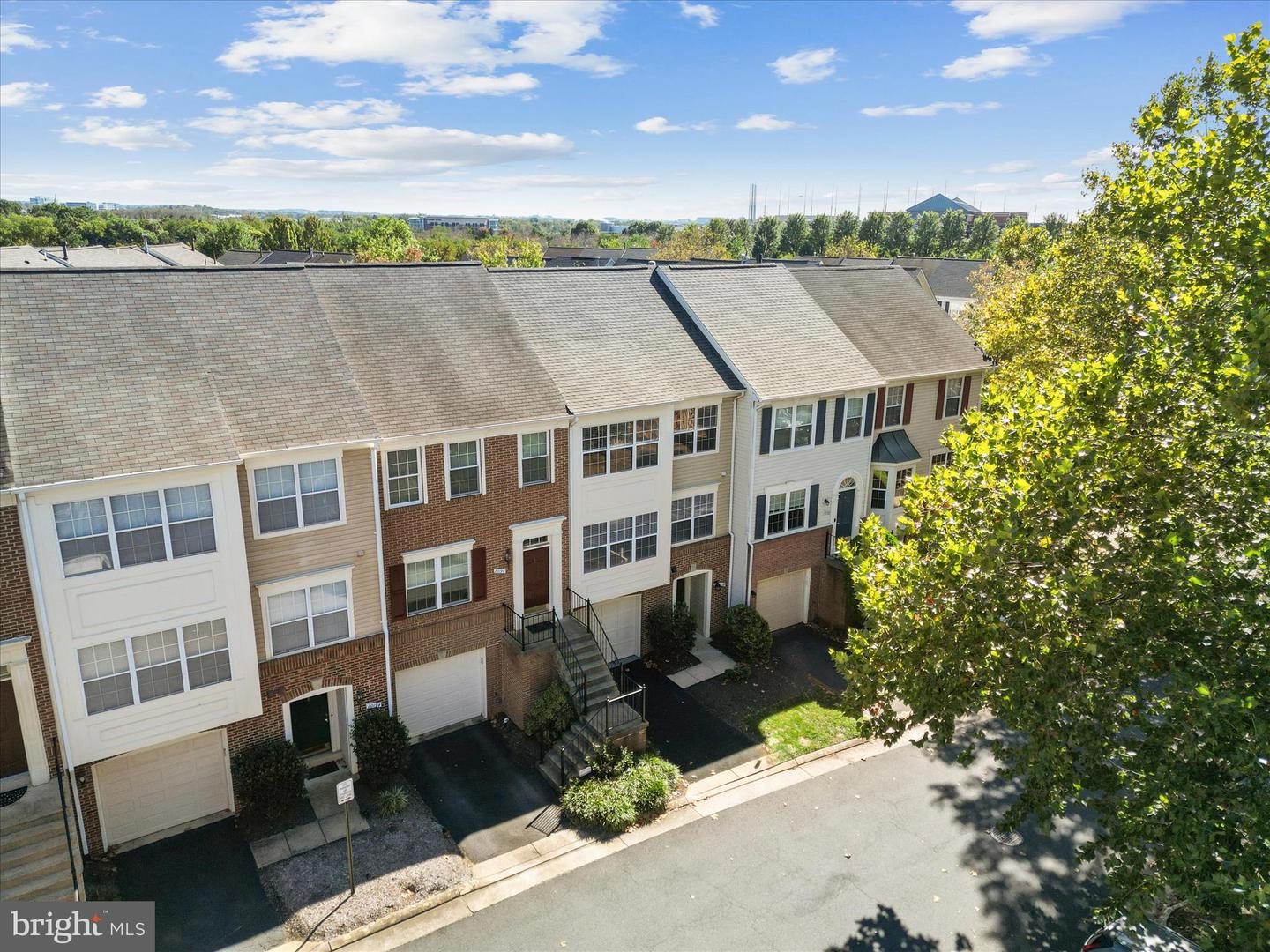 20198 BROOKVIEW SQ, ASHBURN, Virginia 20147, 3 Bedrooms Bedrooms, ,2 BathroomsBathrooms,Residential,For sale,20198 BROOKVIEW SQ,VALO2102586 MLS # VALO2102586