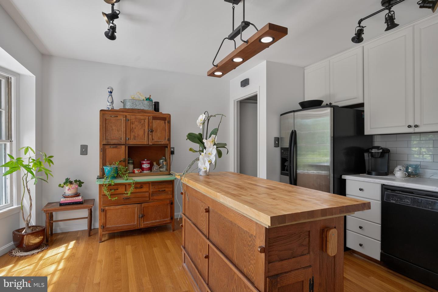 1102 ALDEN RD, ALEXANDRIA, Virginia 22308, 4 Bedrooms Bedrooms, ,3 BathroomsBathrooms,Residential,For sale,1102 ALDEN RD,VAFX2256608 MLS # VAFX2256608