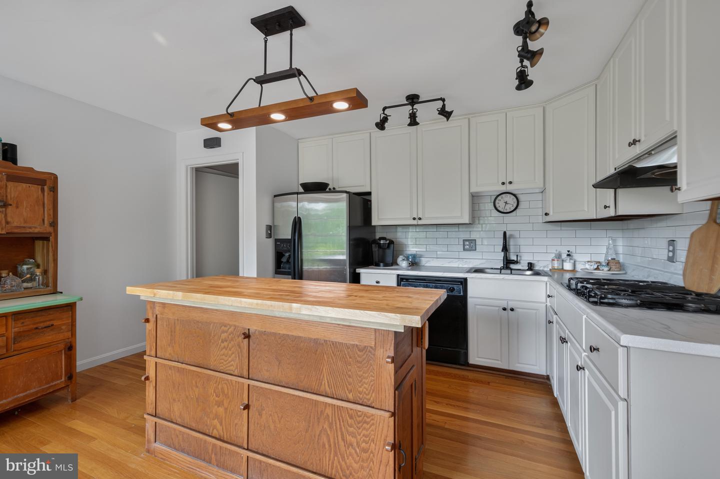 1102 ALDEN RD, ALEXANDRIA, Virginia 22308, 4 Bedrooms Bedrooms, ,3 BathroomsBathrooms,Residential,For sale,1102 ALDEN RD,VAFX2256608 MLS # VAFX2256608