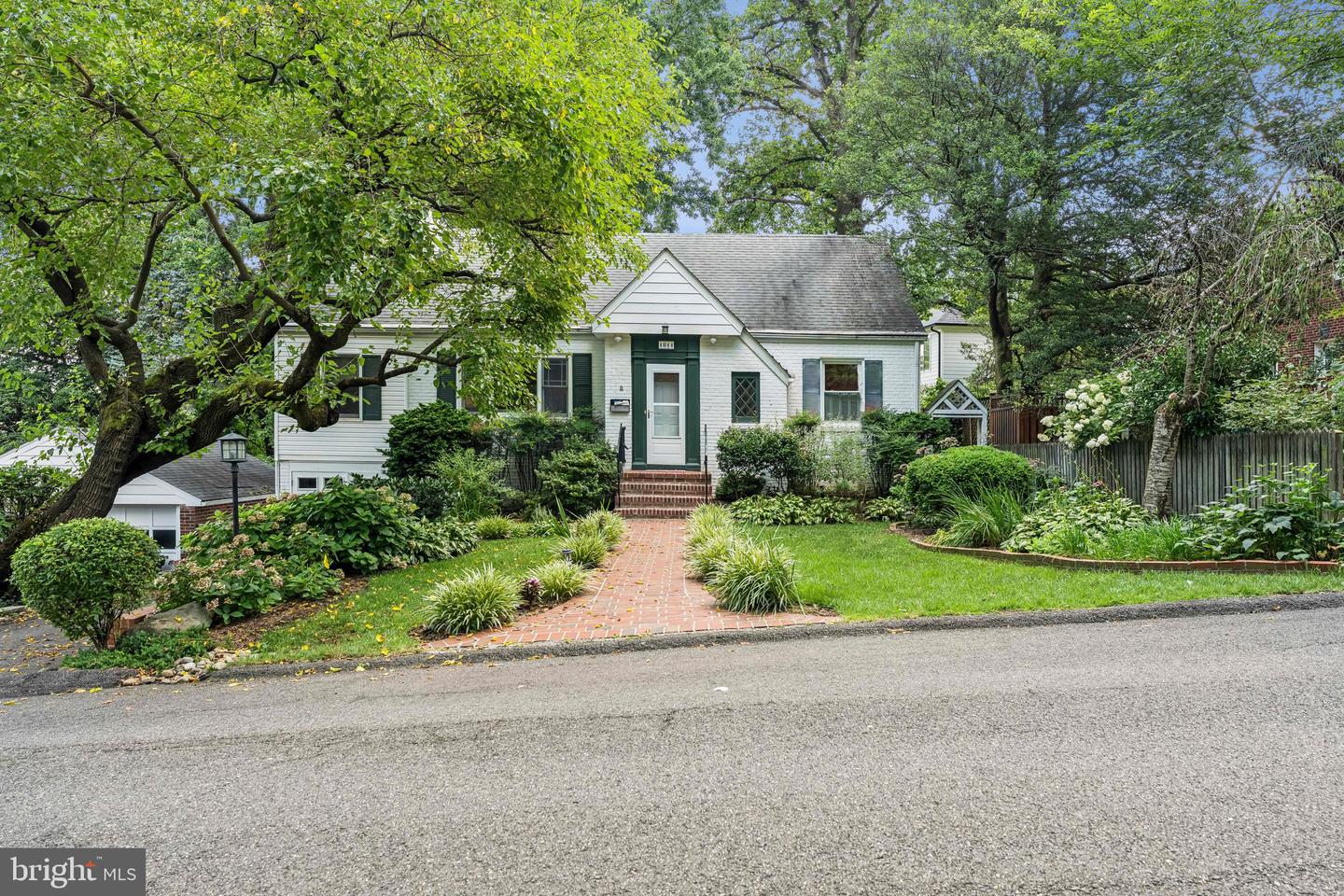 1811 N WAKEFIELD ST, ARLINGTON, Virginia 22207, 3 Bedrooms Bedrooms, ,2 BathroomsBathrooms,Residential,For sale,1811 N WAKEFIELD ST,VAAR2061382 MLS # VAAR2061382
