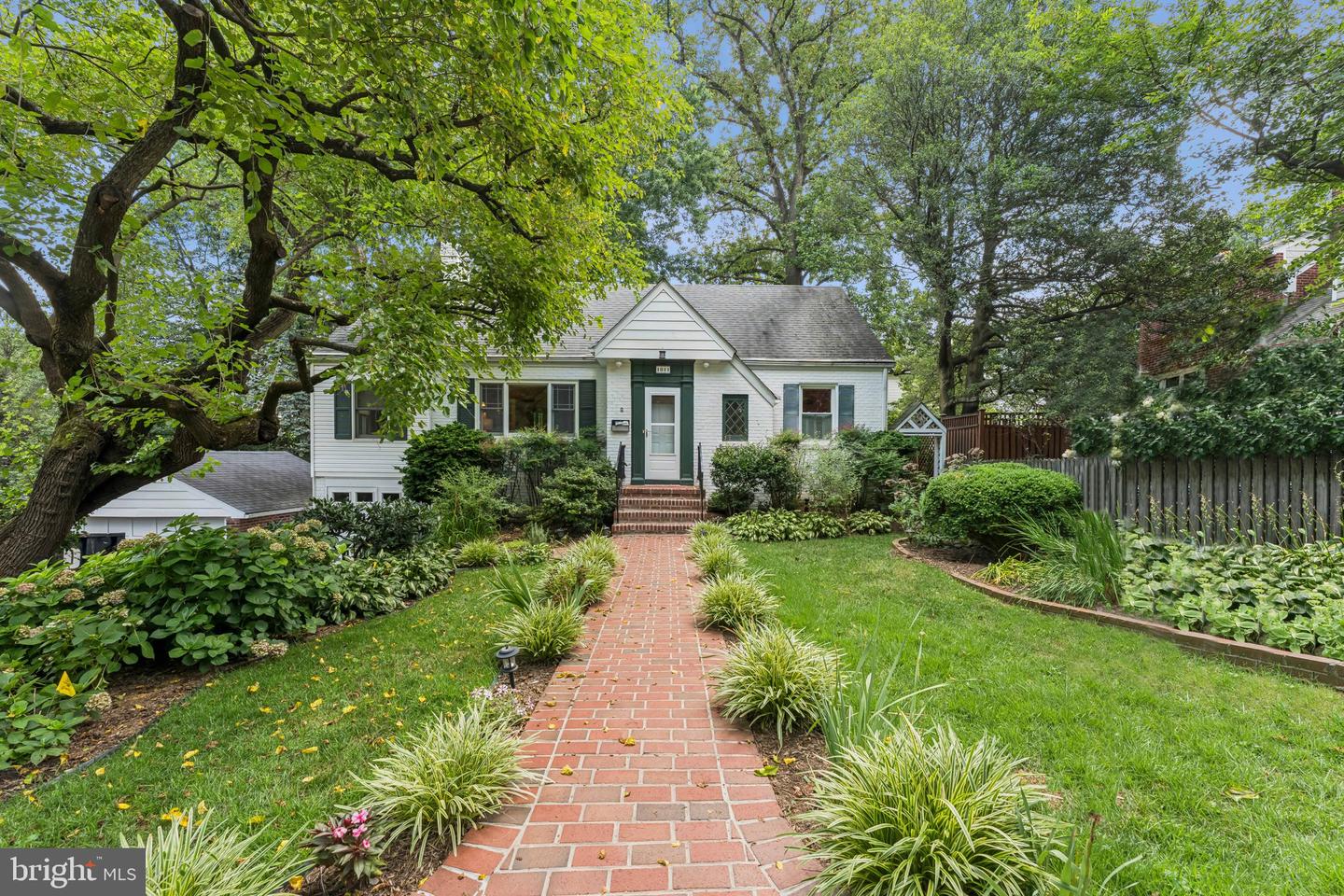 1811 N WAKEFIELD ST, ARLINGTON, Virginia 22207, 3 Bedrooms Bedrooms, ,2 BathroomsBathrooms,Residential,For sale,1811 N WAKEFIELD ST,VAAR2061382 MLS # VAAR2061382