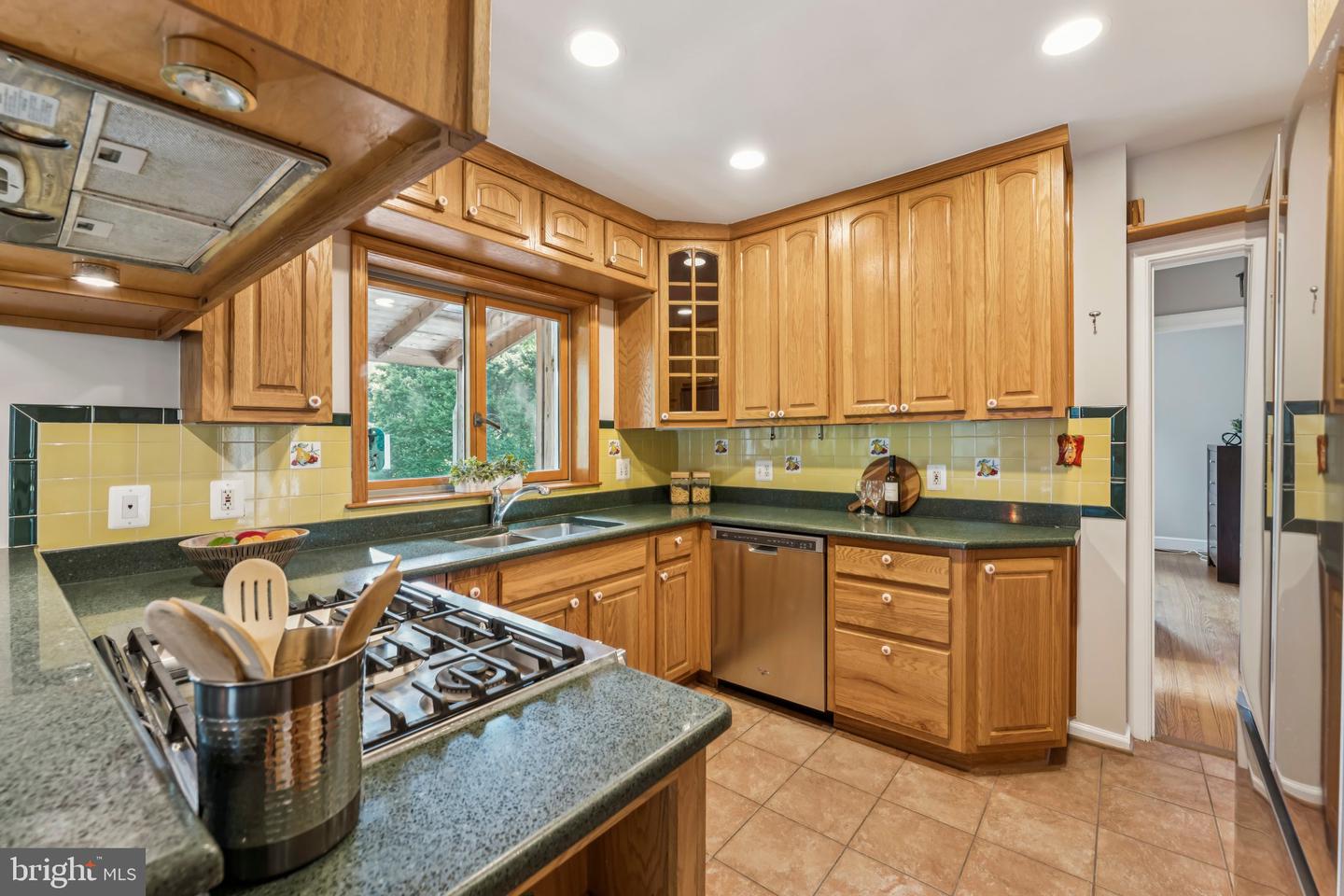 1811 N WAKEFIELD ST, ARLINGTON, Virginia 22207, 3 Bedrooms Bedrooms, ,2 BathroomsBathrooms,Residential,For sale,1811 N WAKEFIELD ST,VAAR2061382 MLS # VAAR2061382