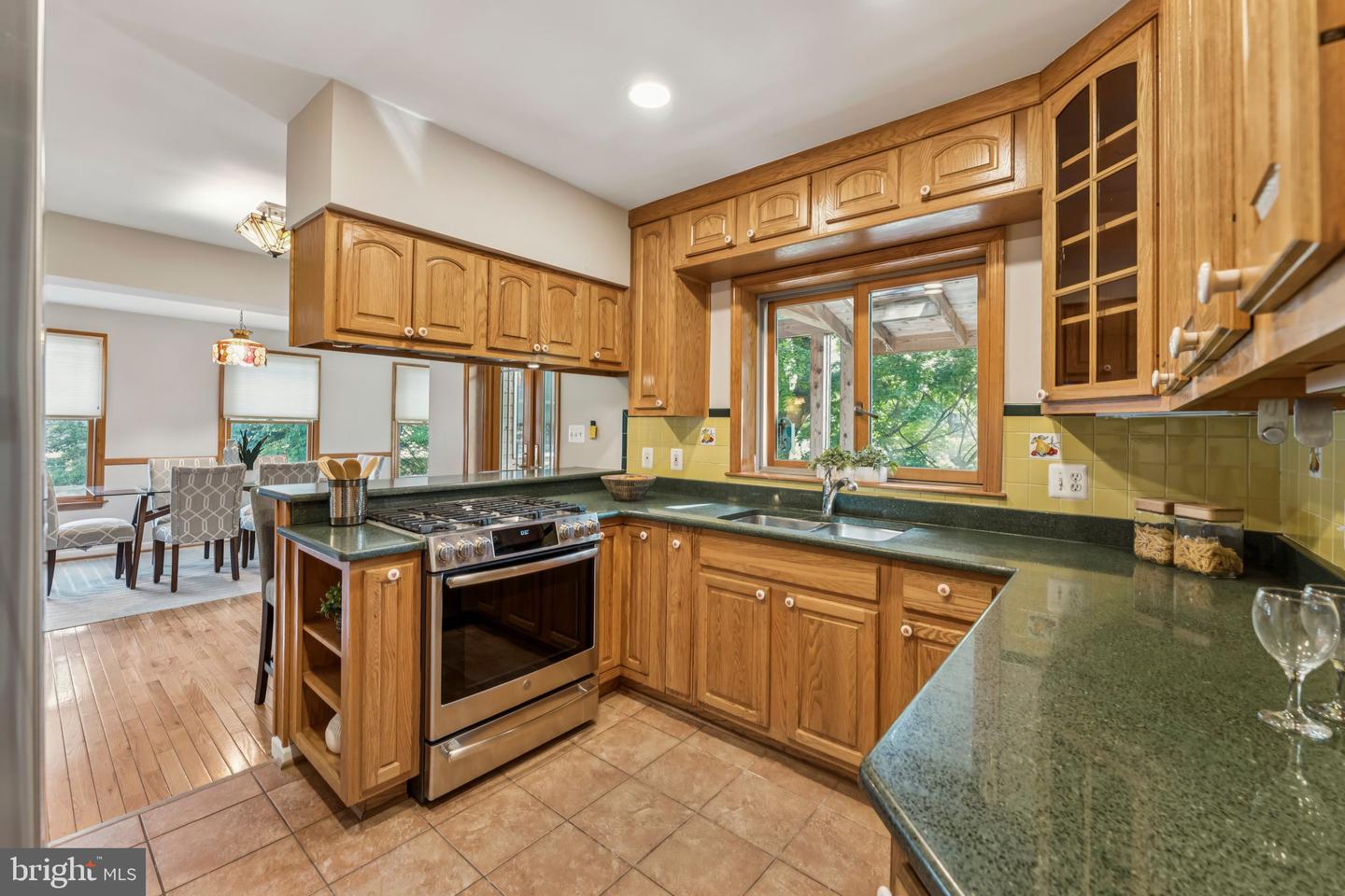 1811 N WAKEFIELD ST, ARLINGTON, Virginia 22207, 3 Bedrooms Bedrooms, ,2 BathroomsBathrooms,Residential,For sale,1811 N WAKEFIELD ST,VAAR2061382 MLS # VAAR2061382