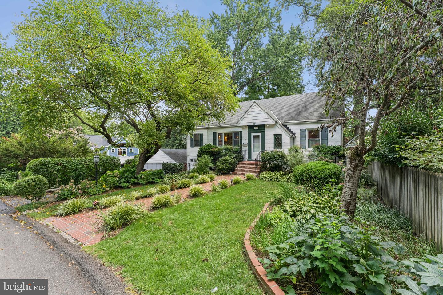 1811 N WAKEFIELD ST, ARLINGTON, Virginia 22207, 3 Bedrooms Bedrooms, ,2 BathroomsBathrooms,Residential,For sale,1811 N WAKEFIELD ST,VAAR2061382 MLS # VAAR2061382