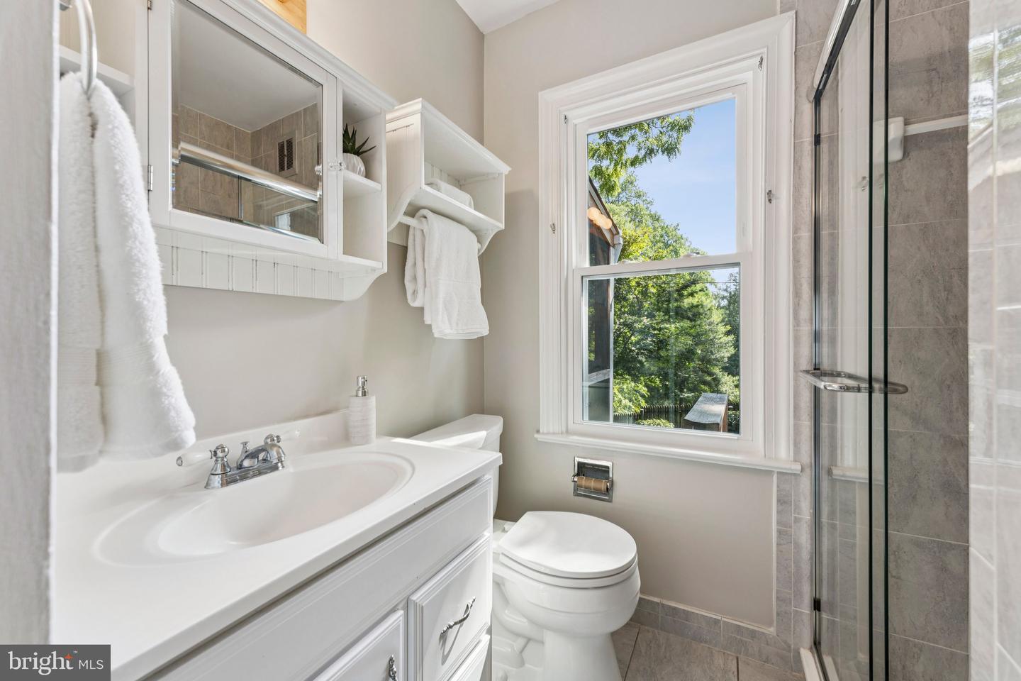 1811 N WAKEFIELD ST, ARLINGTON, Virginia 22207, 3 Bedrooms Bedrooms, ,2 BathroomsBathrooms,Residential,For sale,1811 N WAKEFIELD ST,VAAR2061382 MLS # VAAR2061382