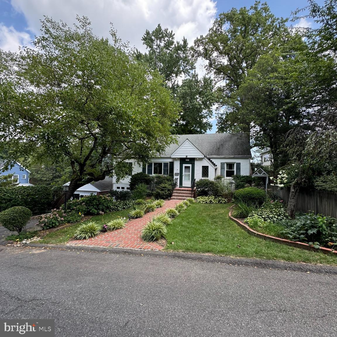 1811 N WAKEFIELD ST, ARLINGTON, Virginia 22207, 3 Bedrooms Bedrooms, ,2 BathroomsBathrooms,Residential,For sale,1811 N WAKEFIELD ST,VAAR2061382 MLS # VAAR2061382