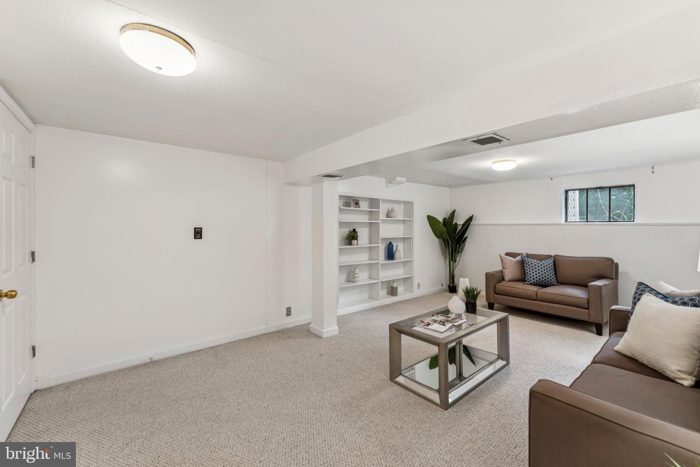 1811 N WAKEFIELD ST, ARLINGTON, Virginia 22207, 3 Bedrooms Bedrooms, ,2 BathroomsBathrooms,Residential,For sale,1811 N WAKEFIELD ST,VAAR2061382 MLS # VAAR2061382