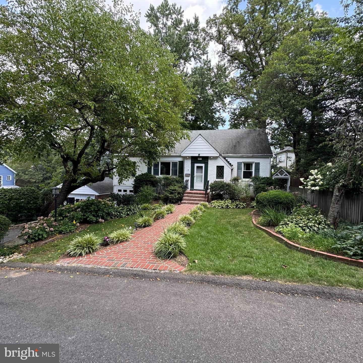 1811 N WAKEFIELD ST, ARLINGTON, Virginia 22207, 3 Bedrooms Bedrooms, ,2 BathroomsBathrooms,Residential,For sale,1811 N WAKEFIELD ST,VAAR2061382 MLS # VAAR2061382