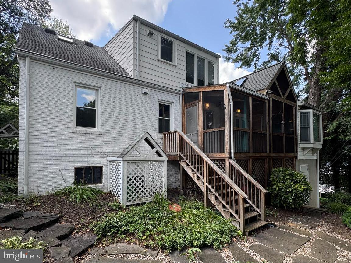 1811 N WAKEFIELD ST, ARLINGTON, Virginia 22207, 3 Bedrooms Bedrooms, ,2 BathroomsBathrooms,Residential,For sale,1811 N WAKEFIELD ST,VAAR2061382 MLS # VAAR2061382