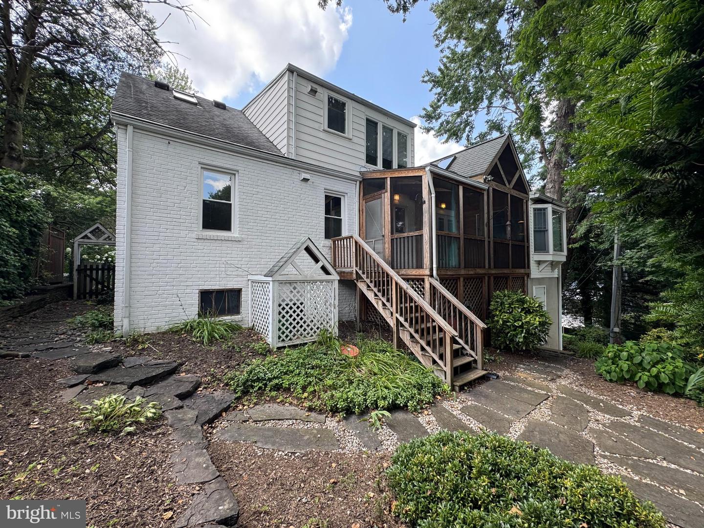 1811 N WAKEFIELD ST, ARLINGTON, Virginia 22207, 3 Bedrooms Bedrooms, ,2 BathroomsBathrooms,Residential,For sale,1811 N WAKEFIELD ST,VAAR2061382 MLS # VAAR2061382