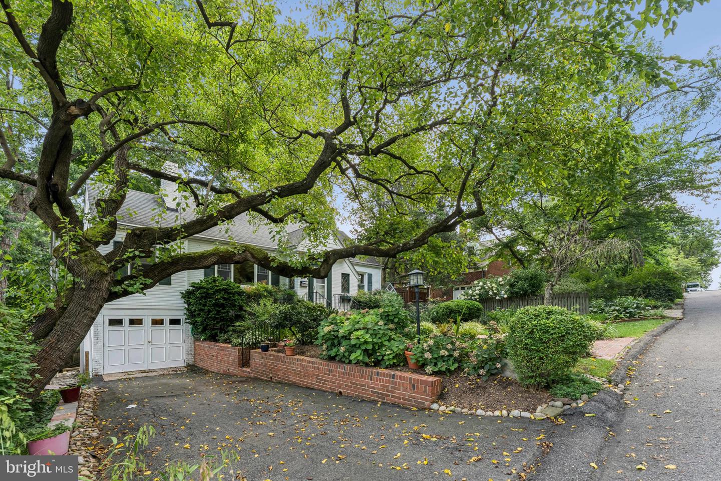 1811 N WAKEFIELD ST, ARLINGTON, Virginia 22207, 3 Bedrooms Bedrooms, ,2 BathroomsBathrooms,Residential,For sale,1811 N WAKEFIELD ST,VAAR2061382 MLS # VAAR2061382