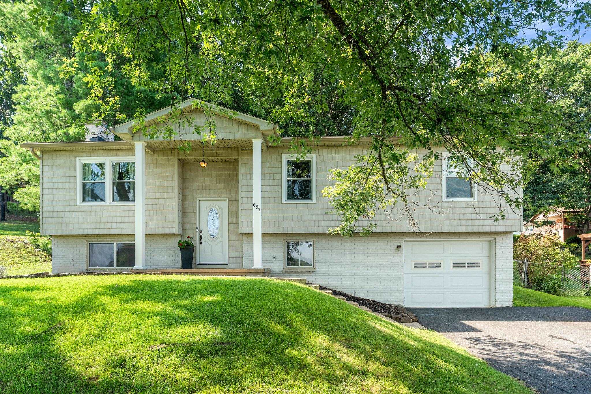 697 ALEXTINE DR, STAUNTON, Virginia 24401, 3 Bedrooms Bedrooms, ,2 BathroomsBathrooms,Residential,697 ALEXTINE DR,667415 MLS # 667415