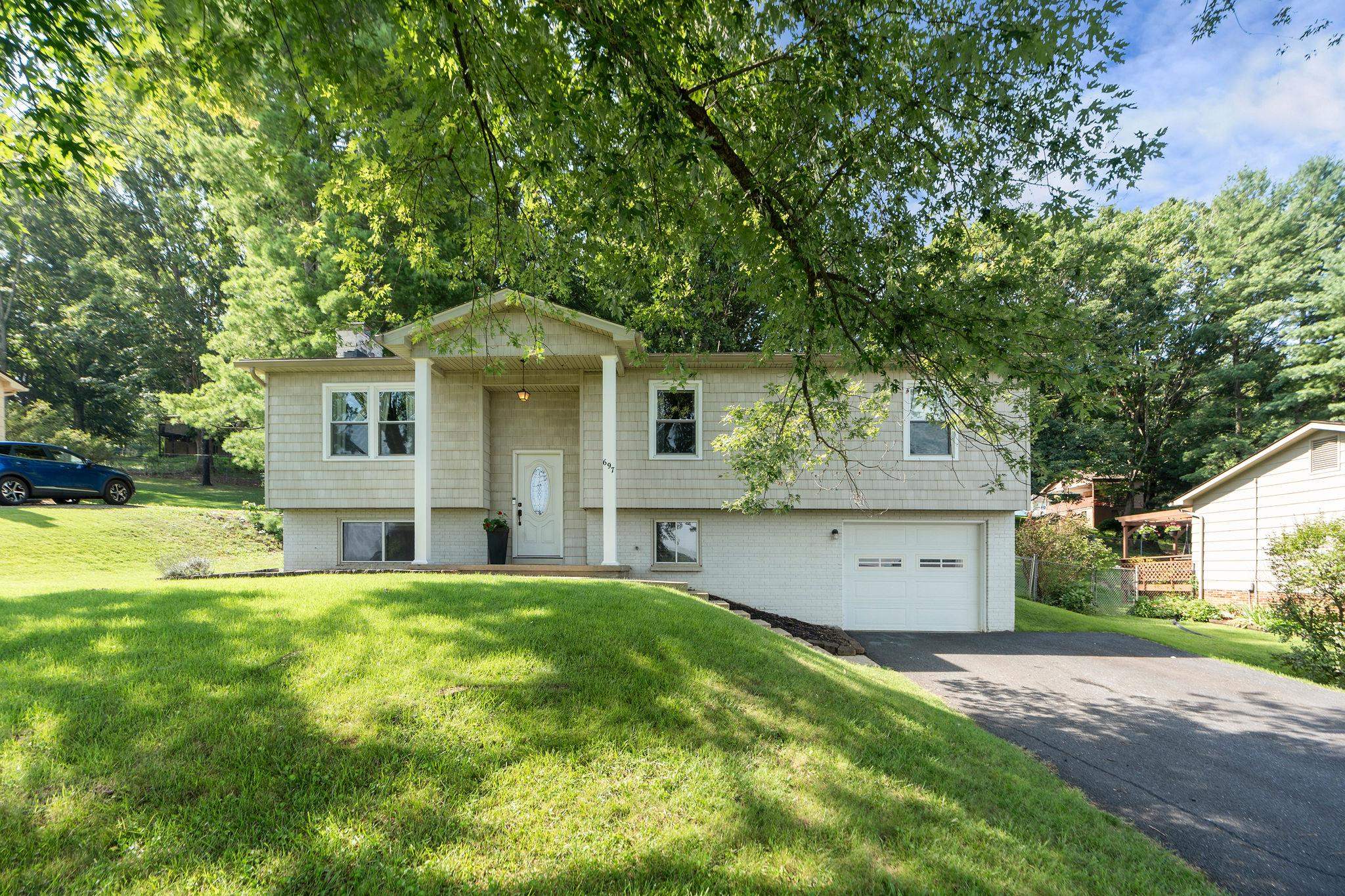 697 ALEXTINE DR, STAUNTON, Virginia 24401, 3 Bedrooms Bedrooms, ,2 BathroomsBathrooms,Residential,697 ALEXTINE DR,667415 MLS # 667415