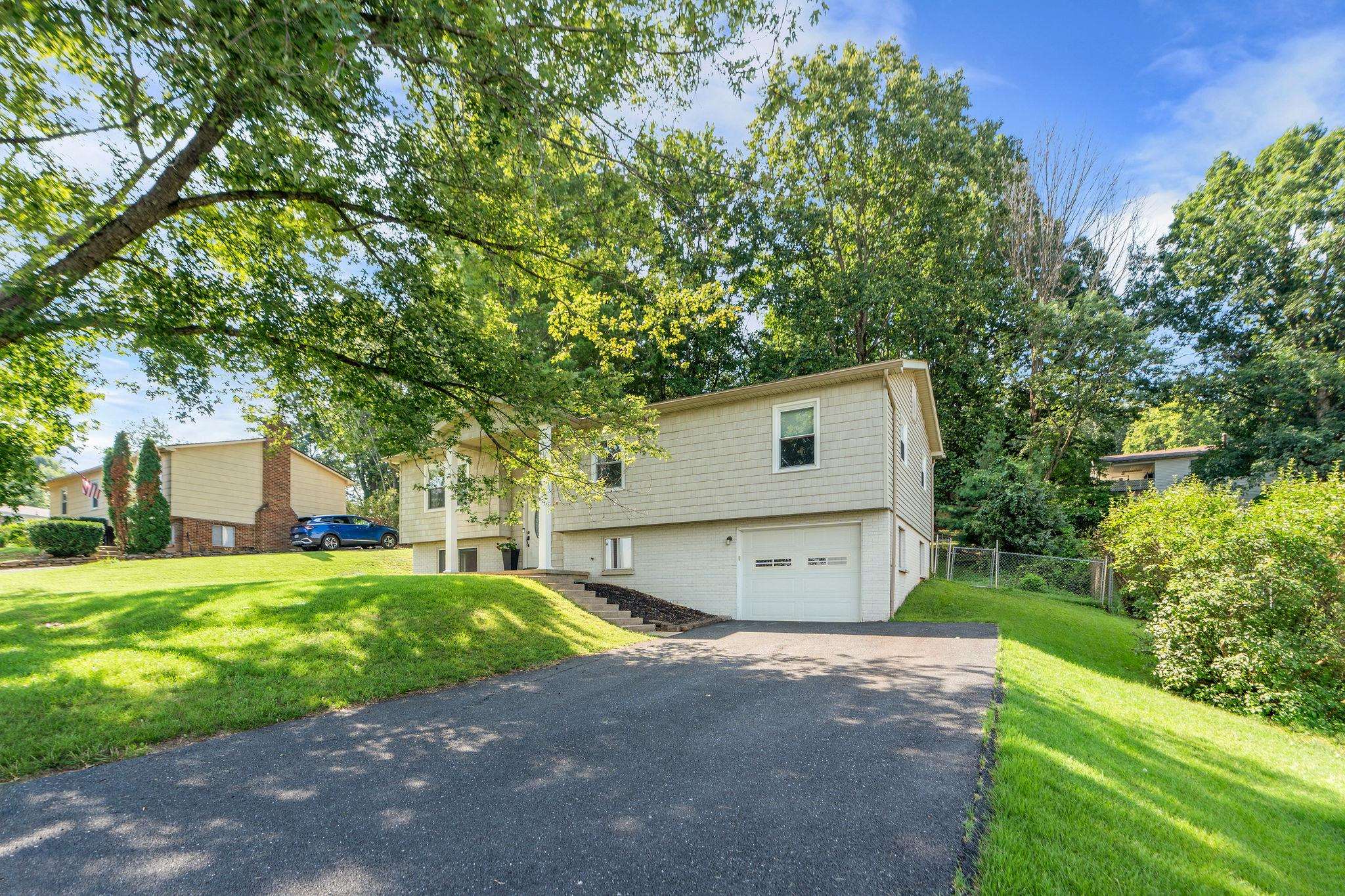 697 ALEXTINE DR, STAUNTON, Virginia 24401, 3 Bedrooms Bedrooms, ,2 BathroomsBathrooms,Residential,697 ALEXTINE DR,667415 MLS # 667415