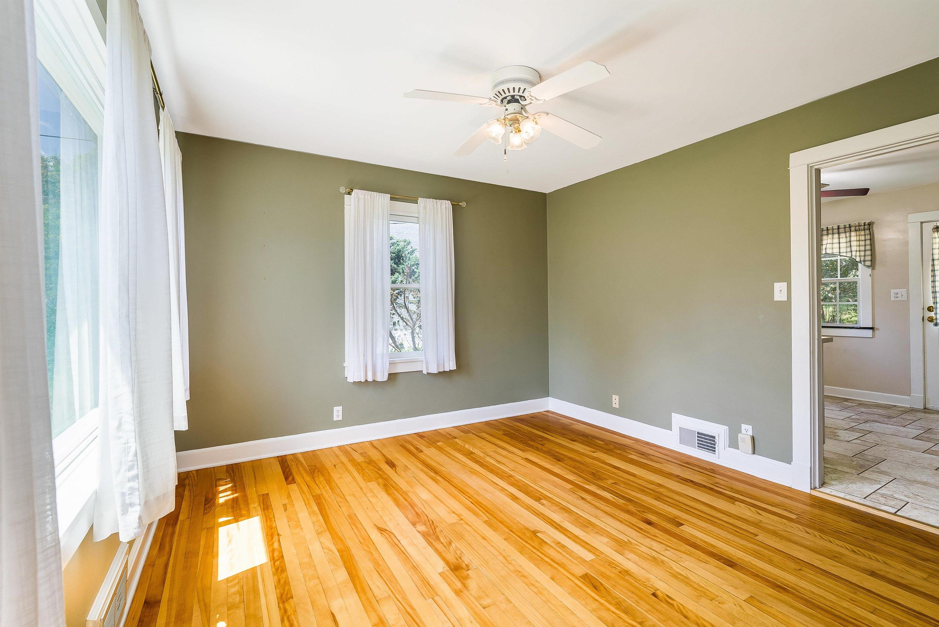 810 REID ST, STAUNTON, Virginia 24401, 3 Bedrooms Bedrooms, ,2 BathroomsBathrooms,Residential,810 REID ST,667416 MLS # 667416