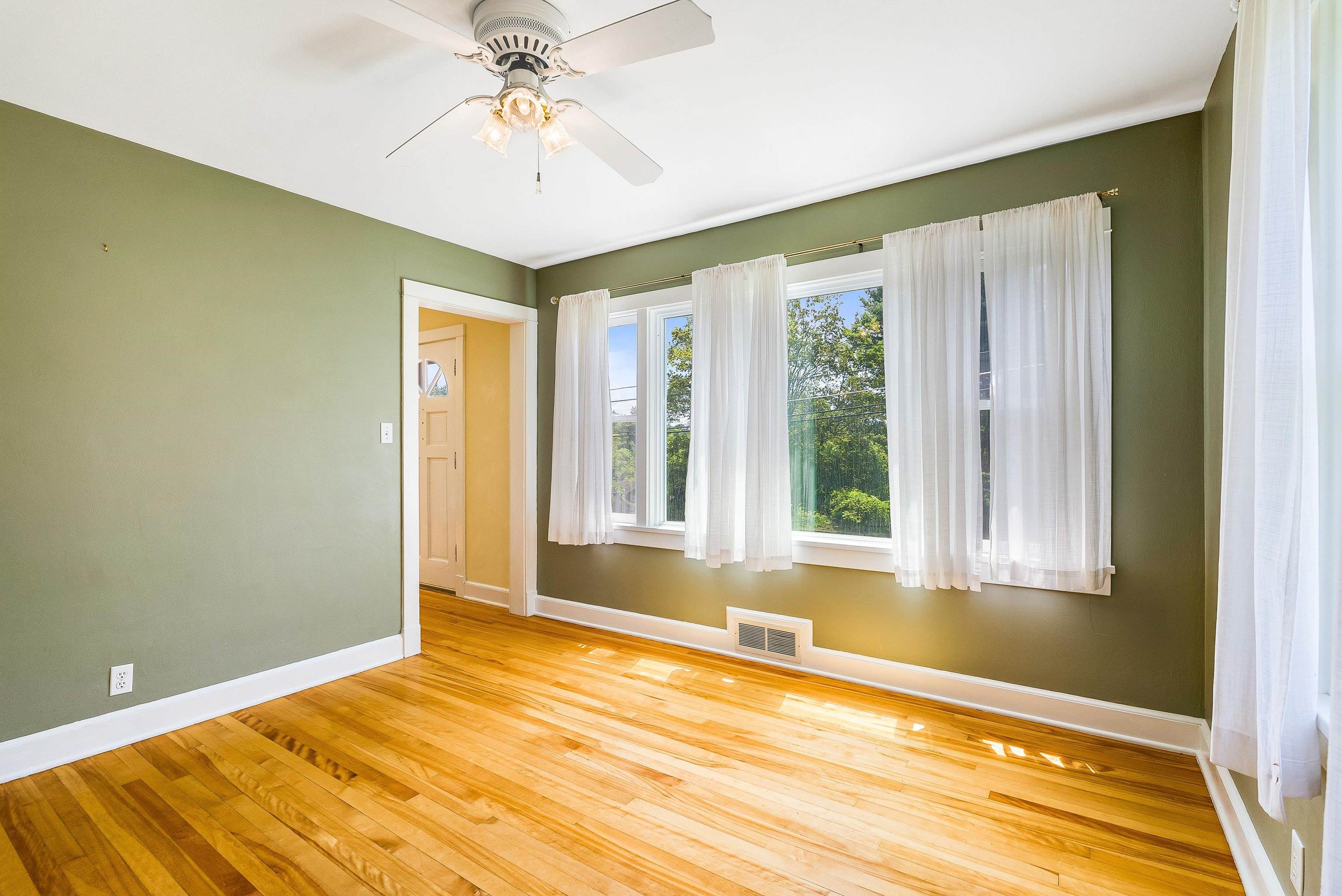 810 REID ST, STAUNTON, Virginia 24401, 3 Bedrooms Bedrooms, ,2 BathroomsBathrooms,Residential,810 REID ST,667416 MLS # 667416