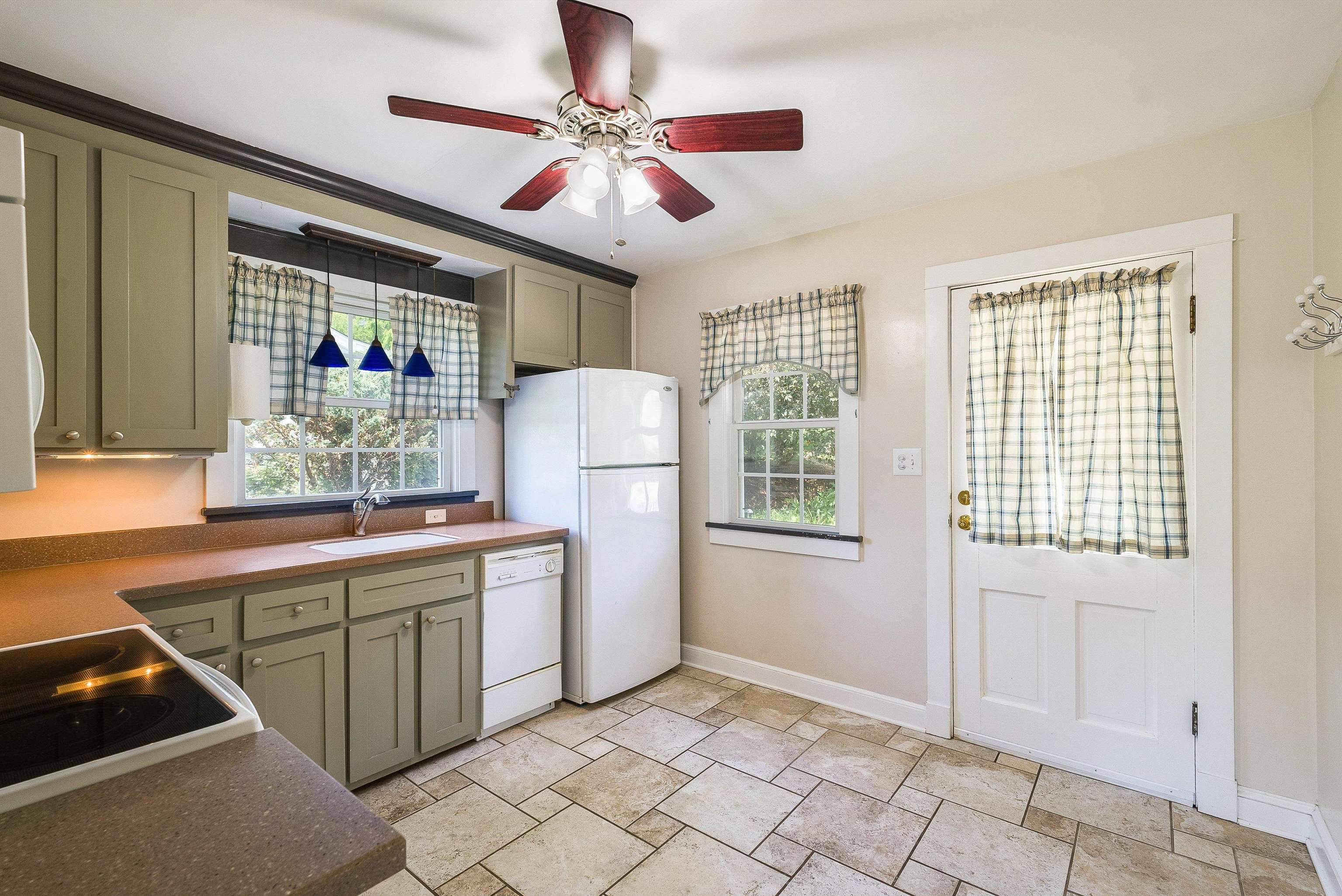 810 REID ST, STAUNTON, Virginia 24401, 3 Bedrooms Bedrooms, ,2 BathroomsBathrooms,Residential,810 REID ST,667416 MLS # 667416