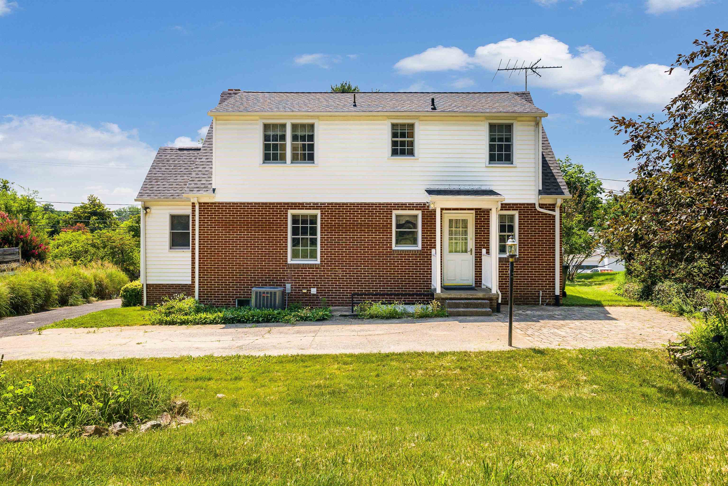 810 REID ST, STAUNTON, Virginia 24401, 3 Bedrooms Bedrooms, ,2 BathroomsBathrooms,Residential,810 REID ST,667416 MLS # 667416
