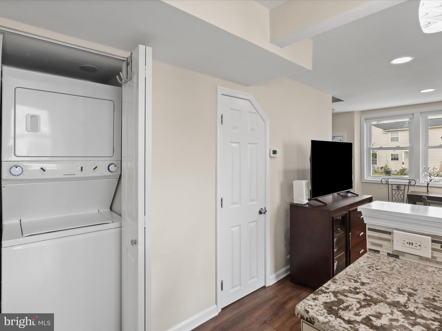 5403 8TH PL S, ARLINGTON, Virginia 22204, 3 Bedrooms Bedrooms, 7 Rooms Rooms,1 BathroomBathrooms,Residential,For sale,5403 8TH PL S,VAAR2061386 MLS # VAAR2061386