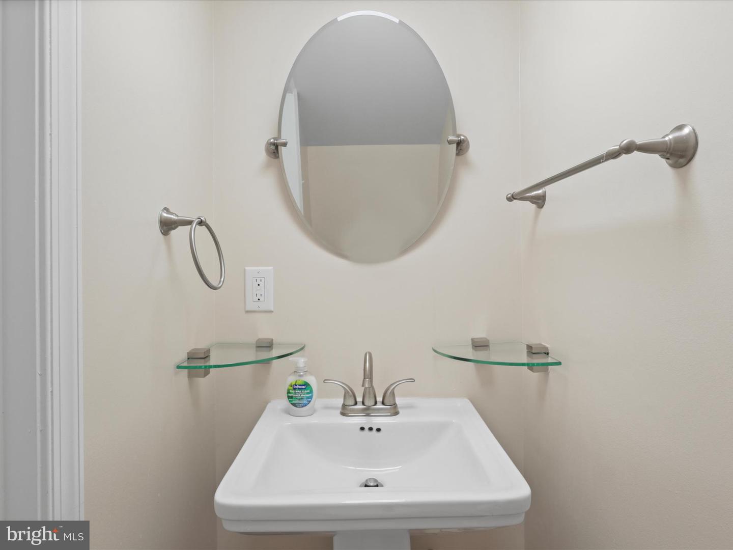 5403 8TH PL S, ARLINGTON, Virginia 22204, 3 Bedrooms Bedrooms, 7 Rooms Rooms,1 BathroomBathrooms,Residential,For sale,5403 8TH PL S,VAAR2061386 MLS # VAAR2061386