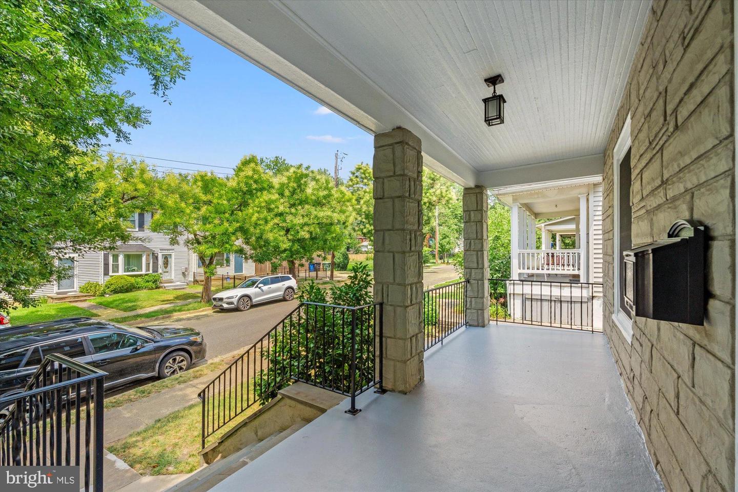 119 E CLIFFORD AVE, ALEXANDRIA, Virginia 22305, 3 Bedrooms Bedrooms, ,3 BathroomsBathrooms,Residential,For sale,119 E CLIFFORD AVE,VAAX2048086 MLS # VAAX2048086
