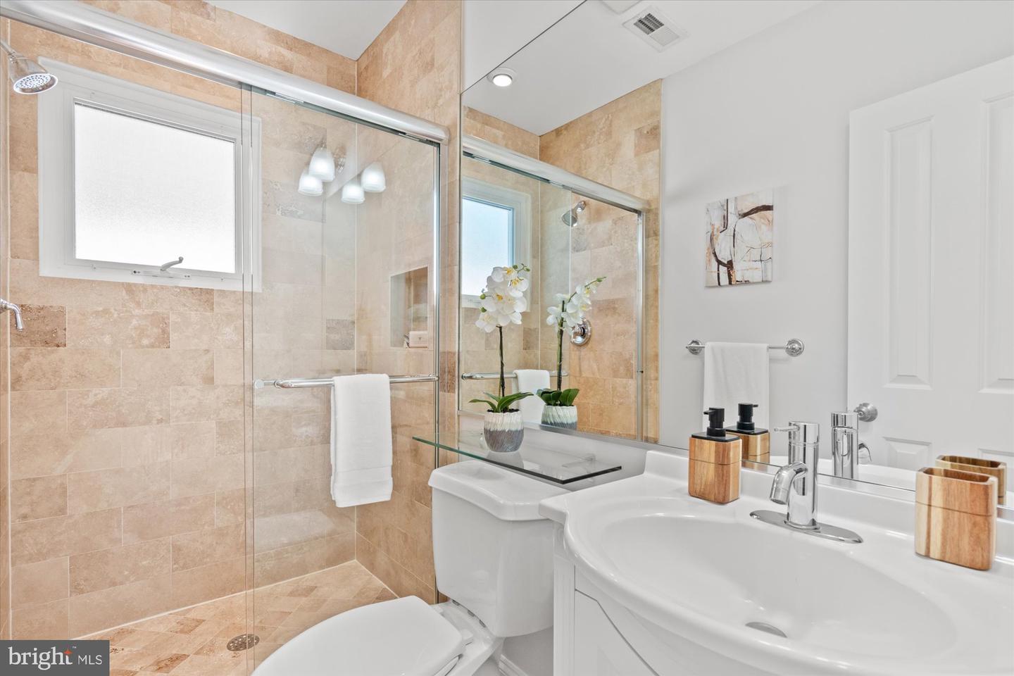 119 E CLIFFORD AVE, ALEXANDRIA, Virginia 22305, 3 Bedrooms Bedrooms, ,3 BathroomsBathrooms,Residential,For sale,119 E CLIFFORD AVE,VAAX2048086 MLS # VAAX2048086