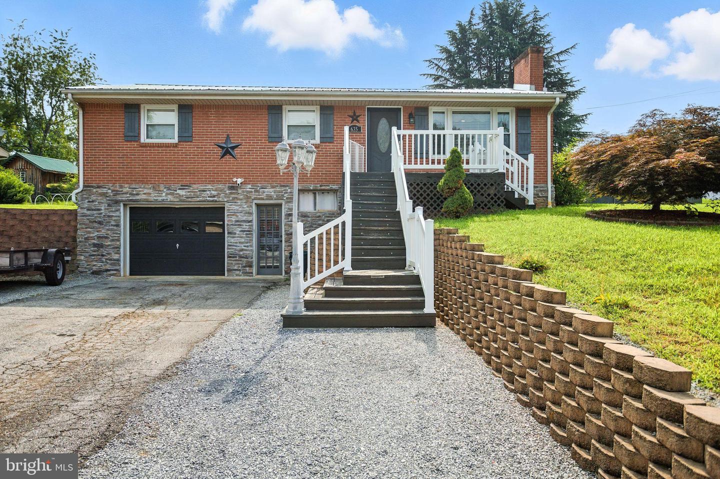 635 RIDGECREST DR, HOLLINS, Virginia 24019, ,Residential,For sale,635 RIDGECREST DR,VARK2000048 MLS # VARK2000048