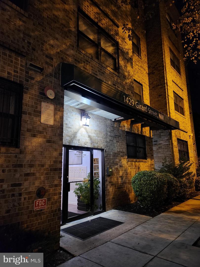1429 GIRARD ST NW #304, WASHINGTON, District Of Columbia 20009, 2 Bedrooms Bedrooms, 6 Rooms Rooms,1 BathroomBathrooms,Residential,For sale,1429 GIRARD ST NW #304,DCDC2213434 MLS # DCDC2213434