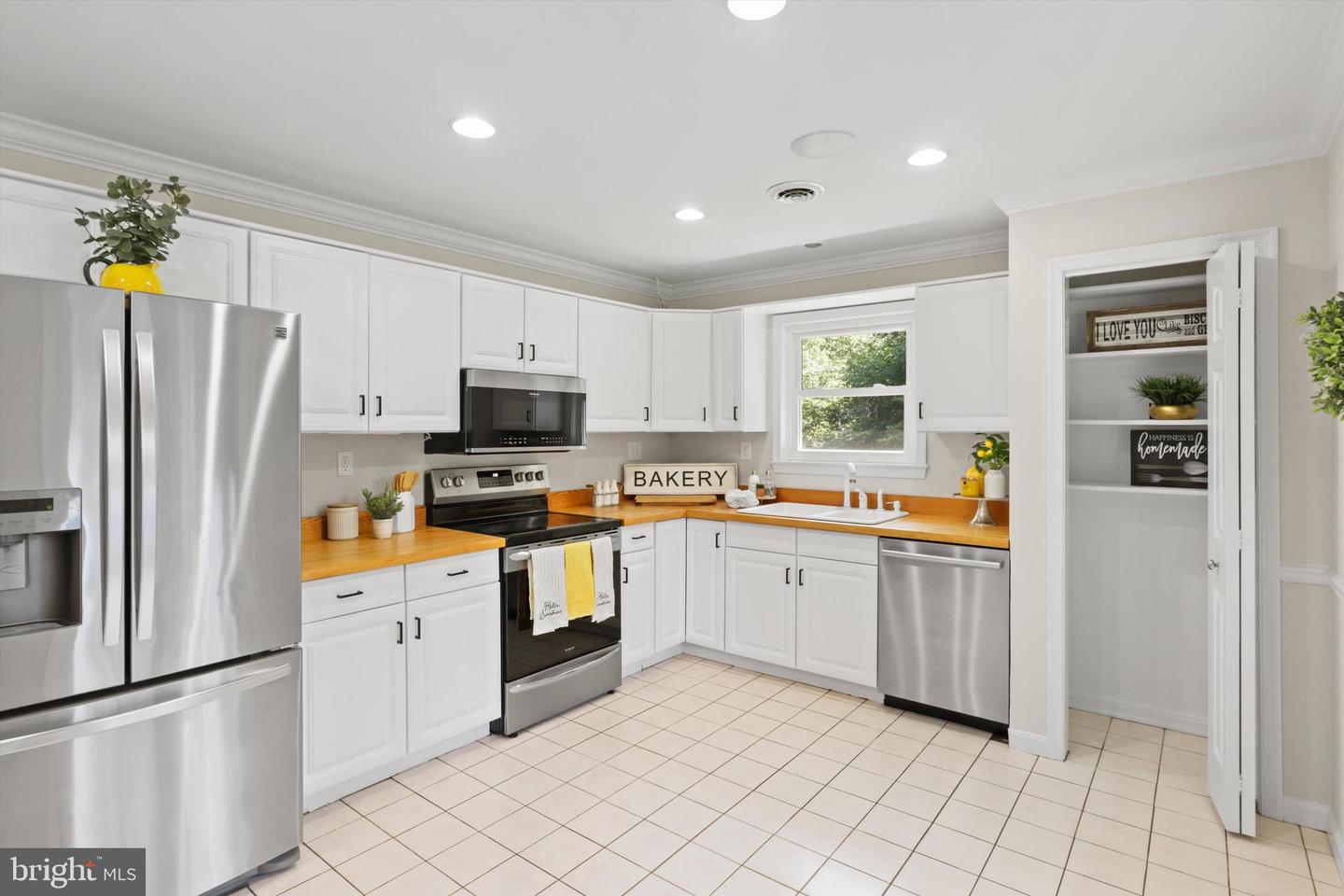 7047 WOODLEY HEIGHTS DR, WARRENTON, Virginia 20186, 3 Bedrooms Bedrooms, 5 Rooms Rooms,2 BathroomsBathrooms,Residential,For sale,7047 WOODLEY HEIGHTS DR,VAFQ2017758 MLS # VAFQ2017758