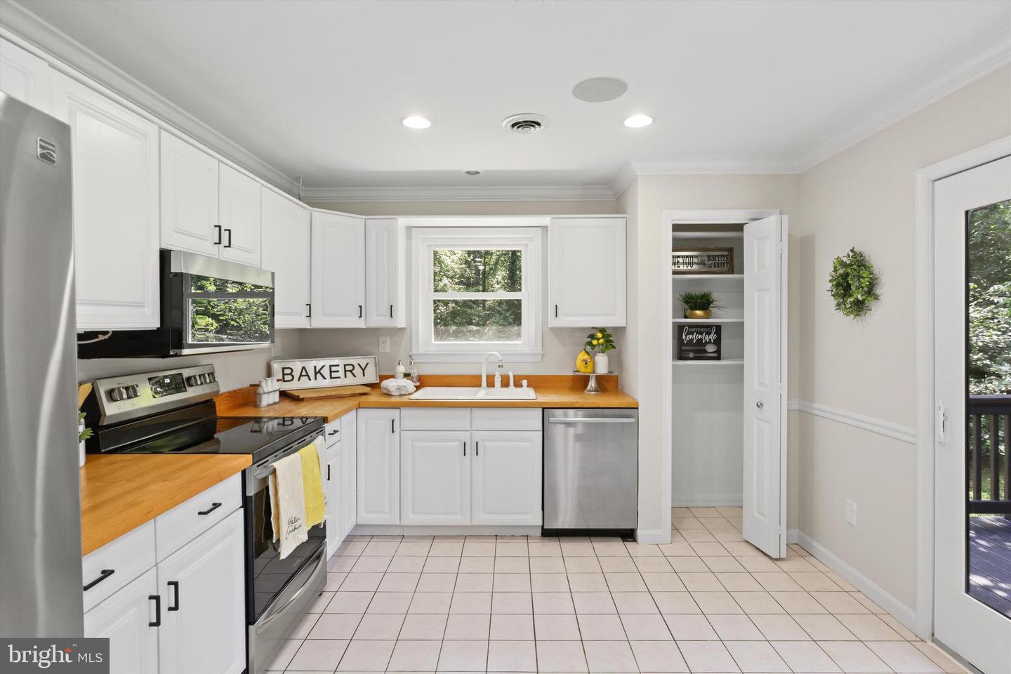 7047 WOODLEY HEIGHTS DR, WARRENTON, Virginia 20186, 3 Bedrooms Bedrooms, 5 Rooms Rooms,2 BathroomsBathrooms,Residential,For sale,7047 WOODLEY HEIGHTS DR,VAFQ2017758 MLS # VAFQ2017758