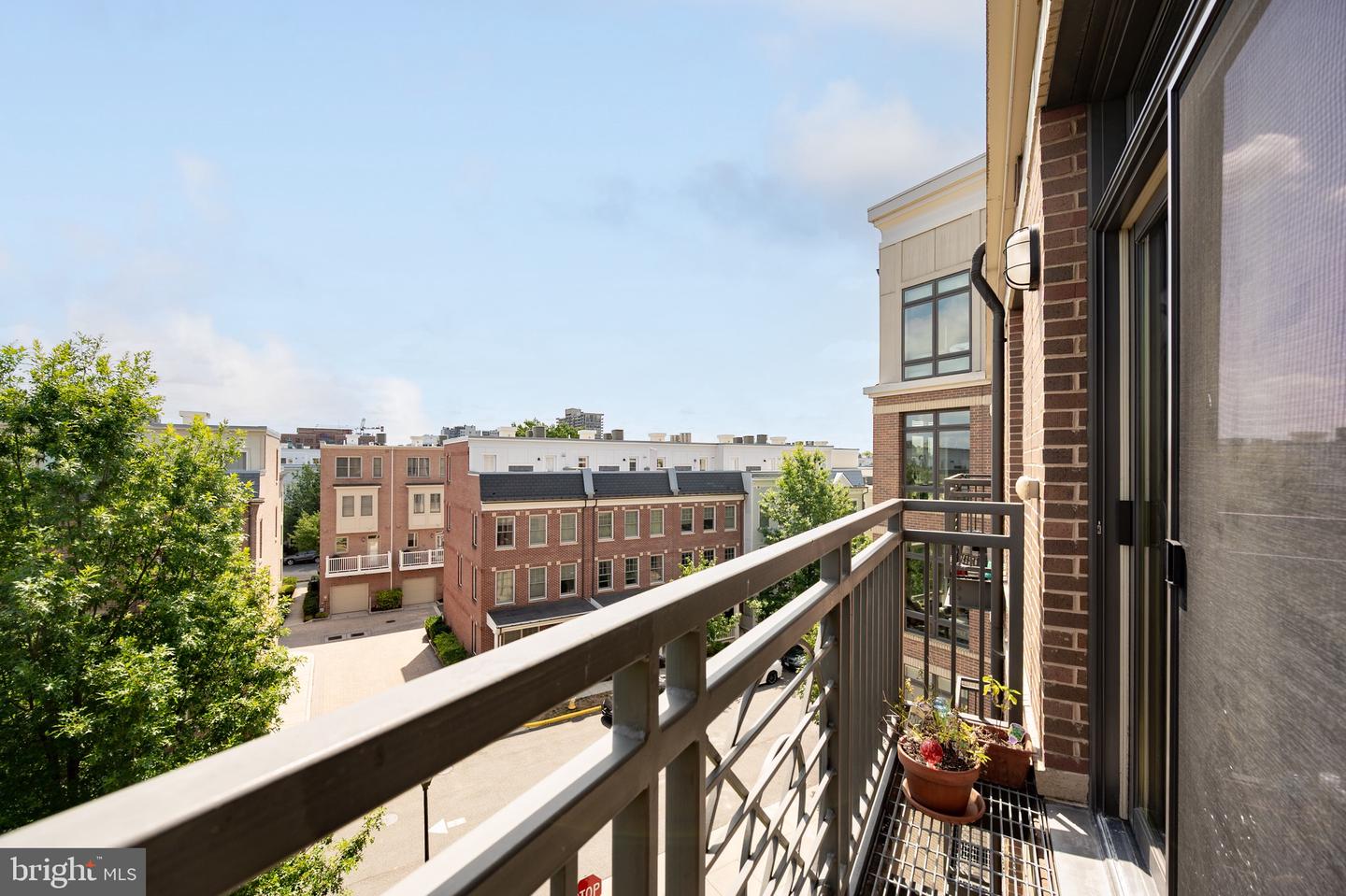 915 N PATRICK ST #406, ALEXANDRIA, Virginia 22314, 1 Bedroom Bedrooms, ,1 BathroomBathrooms,Residential,For sale,915 N PATRICK ST #406,VAAX2048138 MLS # VAAX2048138