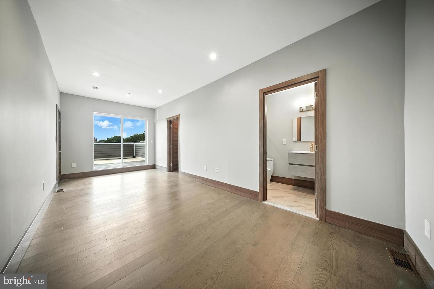 2109 M ST NE #8, WASHINGTON, District Of Columbia 20002, 3 Bedrooms Bedrooms, ,3 BathroomsBathrooms,Residential,For sale,2109 M ST NE #8,DCDC2213438 MLS # DCDC2213438