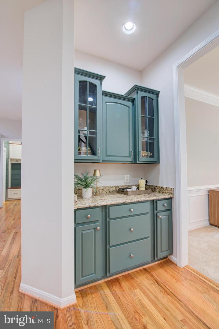 42346 PONDEROSA DR, CHANTILLY, Virginia 20152, 5 Bedrooms Bedrooms, ,4 BathroomsBathrooms,Residential,For sale,42346 PONDEROSA DR,VALO2099316 MLS # VALO2099316