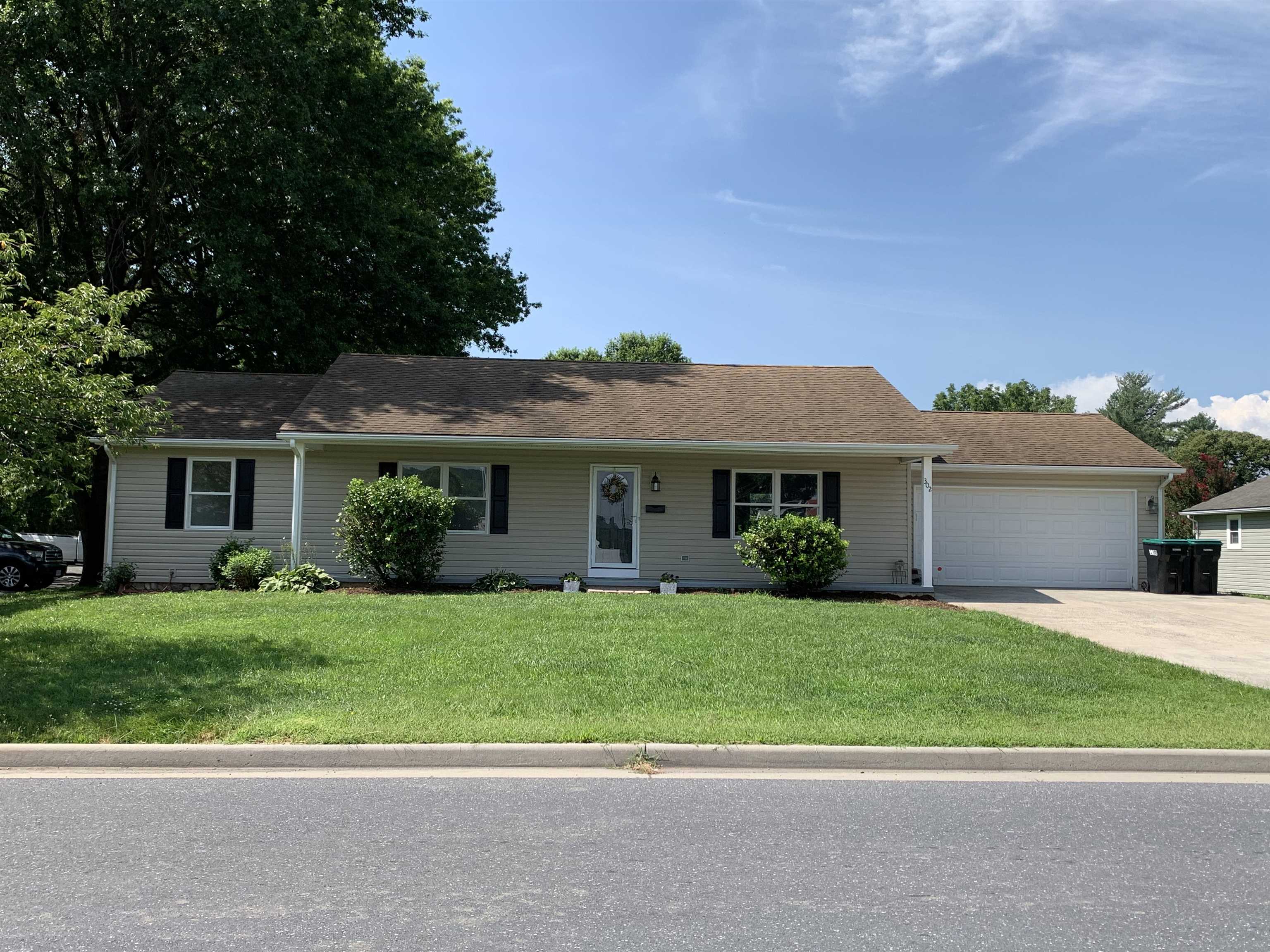302 NORTH RIVER RD, BRIDGEWATER, Virginia 22812, 3 Bedrooms Bedrooms, ,2 BathroomsBathrooms,Residential,302 NORTH RIVER RD,667424 MLS # 667424