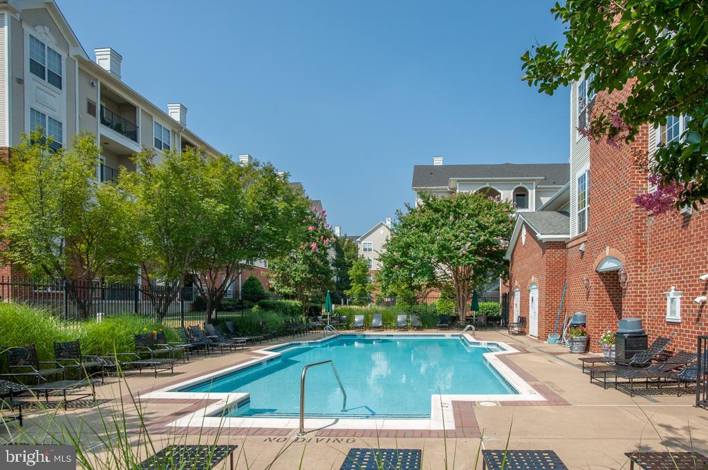 4850 EISENHOWER AVE #409, ALEXANDRIA, Virginia 22304, 2 Bedrooms Bedrooms, 3 Rooms Rooms,1 BathroomBathrooms,Residential,For sale,4850 EISENHOWER AVE #409,VAAX2046812 MLS # VAAX2046812