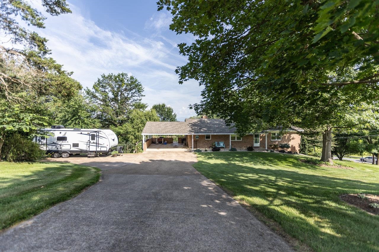 232 MOUNTAIN VIEW DR, BRIDGEWATER, Virginia 22812, 4 Bedrooms Bedrooms, ,3 BathroomsBathrooms,Residential,232 MOUNTAIN VIEW DR,667429 MLS # 667429