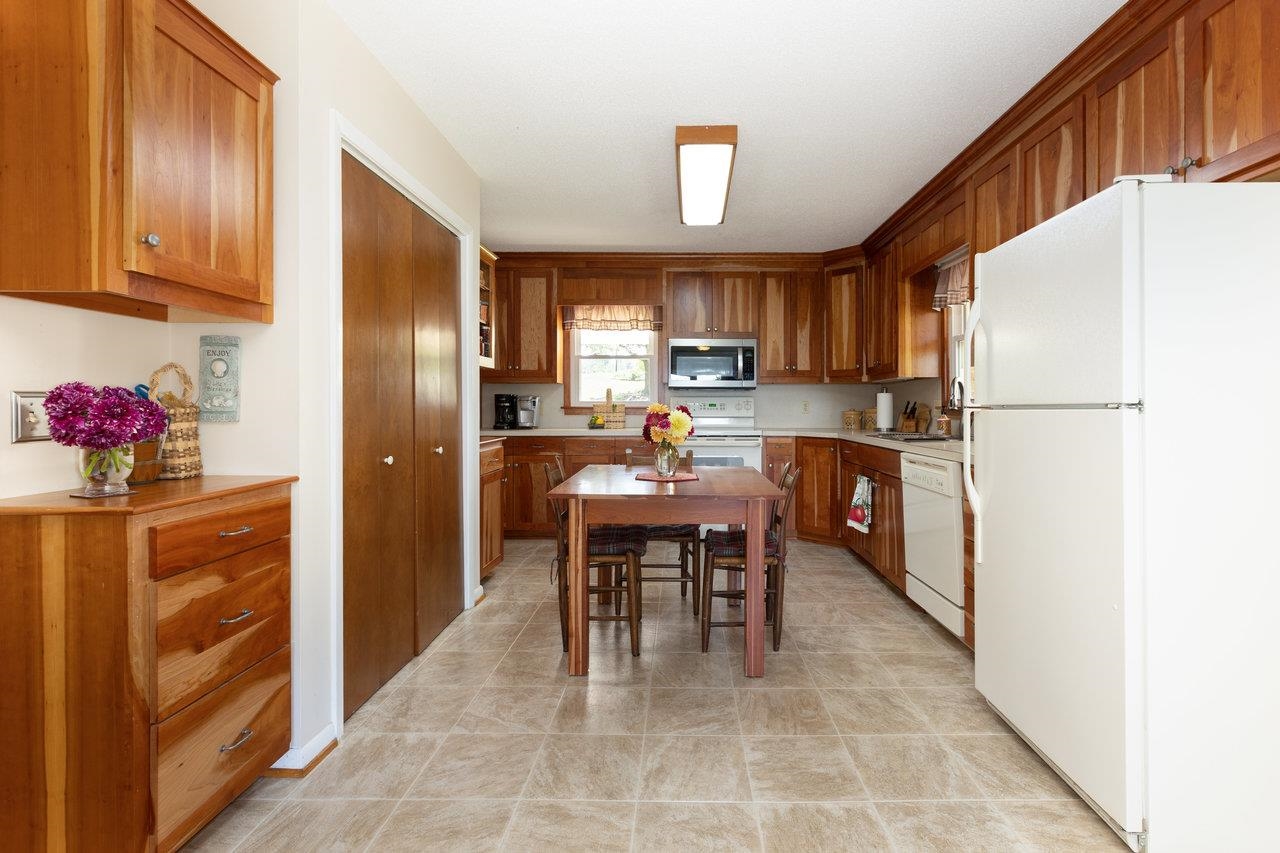 232 MOUNTAIN VIEW DR, BRIDGEWATER, Virginia 22812, 4 Bedrooms Bedrooms, ,3 BathroomsBathrooms,Residential,232 MOUNTAIN VIEW DR,667429 MLS # 667429
