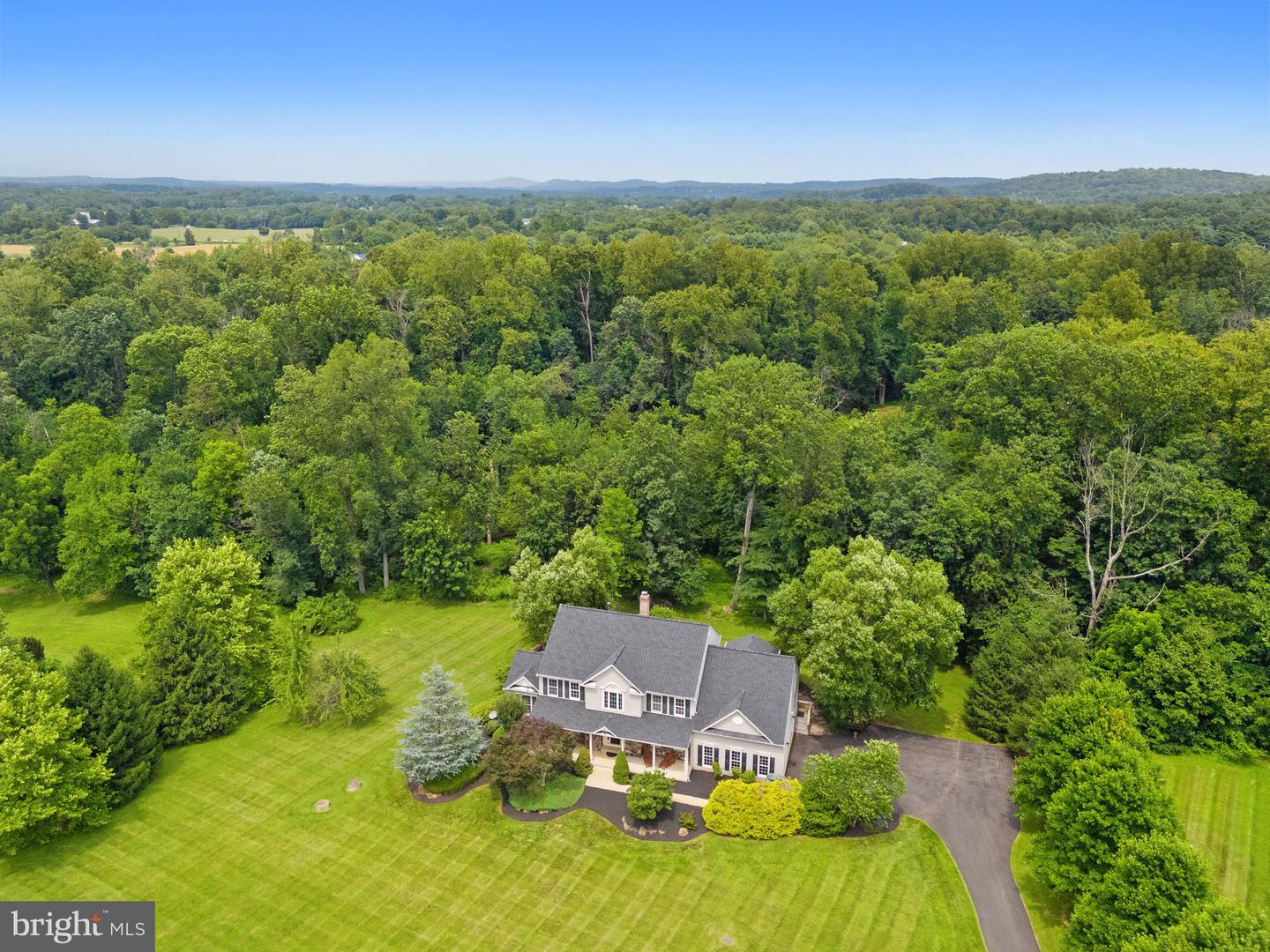 16904 GOLDEN LEAF CT, HAMILTON, Virginia 20158, 4 Bedrooms Bedrooms, ,5 BathroomsBathrooms,Residential,For sale,16904 GOLDEN LEAF CT,VALO2101162 MLS # VALO2101162