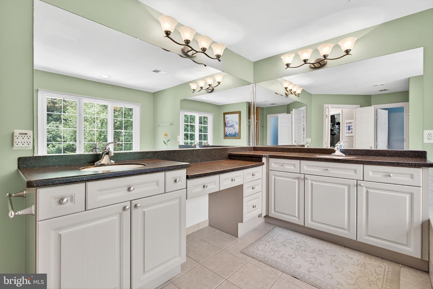 16904 GOLDEN LEAF CT, HAMILTON, Virginia 20158, 4 Bedrooms Bedrooms, ,5 BathroomsBathrooms,Residential,For sale,16904 GOLDEN LEAF CT,VALO2101162 MLS # VALO2101162