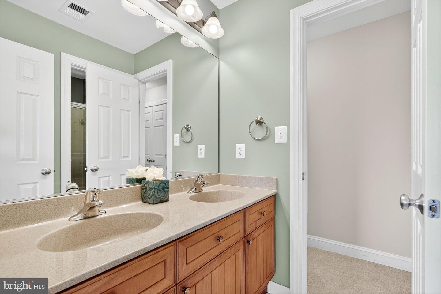 16904 GOLDEN LEAF CT, HAMILTON, Virginia 20158, 4 Bedrooms Bedrooms, ,5 BathroomsBathrooms,Residential,For sale,16904 GOLDEN LEAF CT,VALO2101162 MLS # VALO2101162