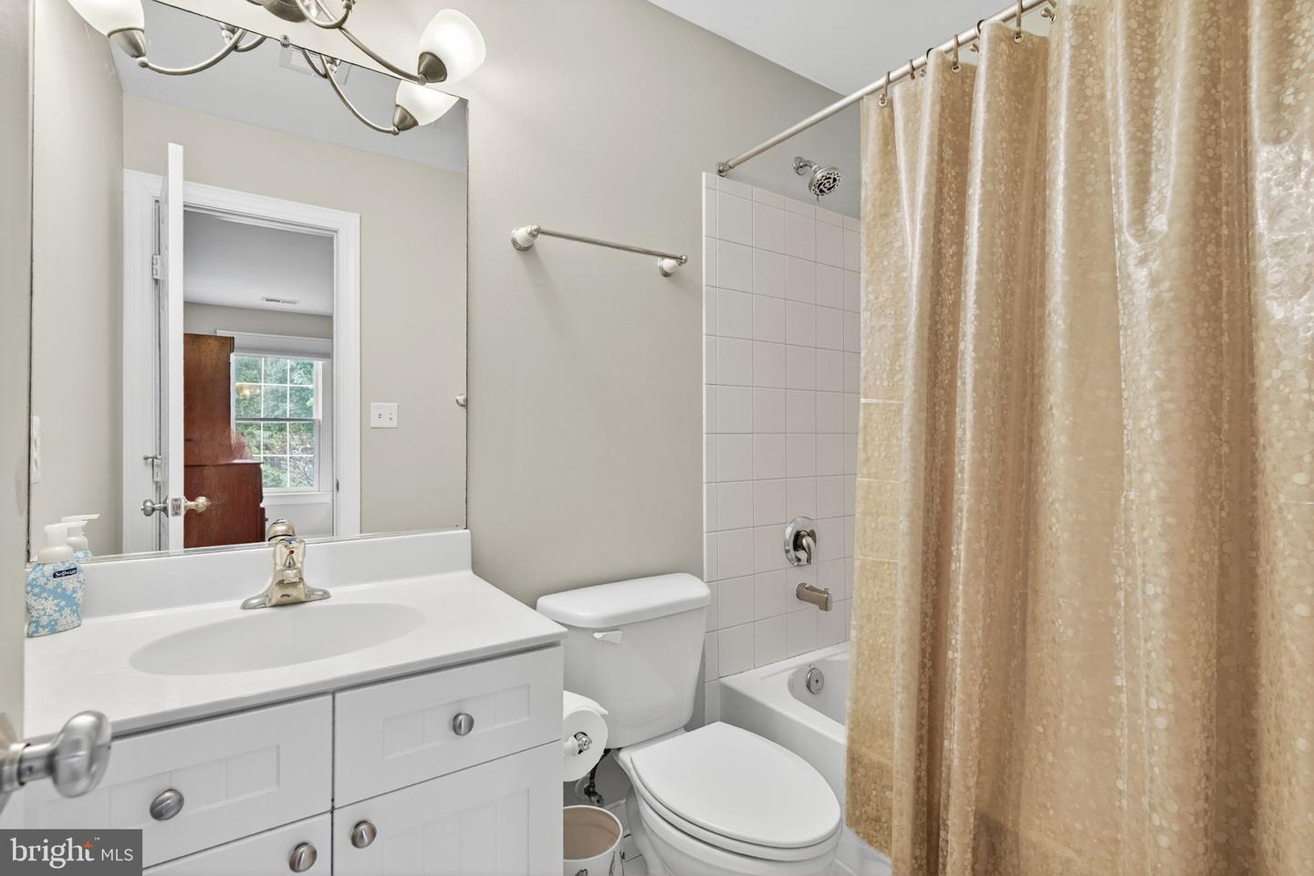 16904 GOLDEN LEAF CT, HAMILTON, Virginia 20158, 4 Bedrooms Bedrooms, ,5 BathroomsBathrooms,Residential,For sale,16904 GOLDEN LEAF CT,VALO2101162 MLS # VALO2101162