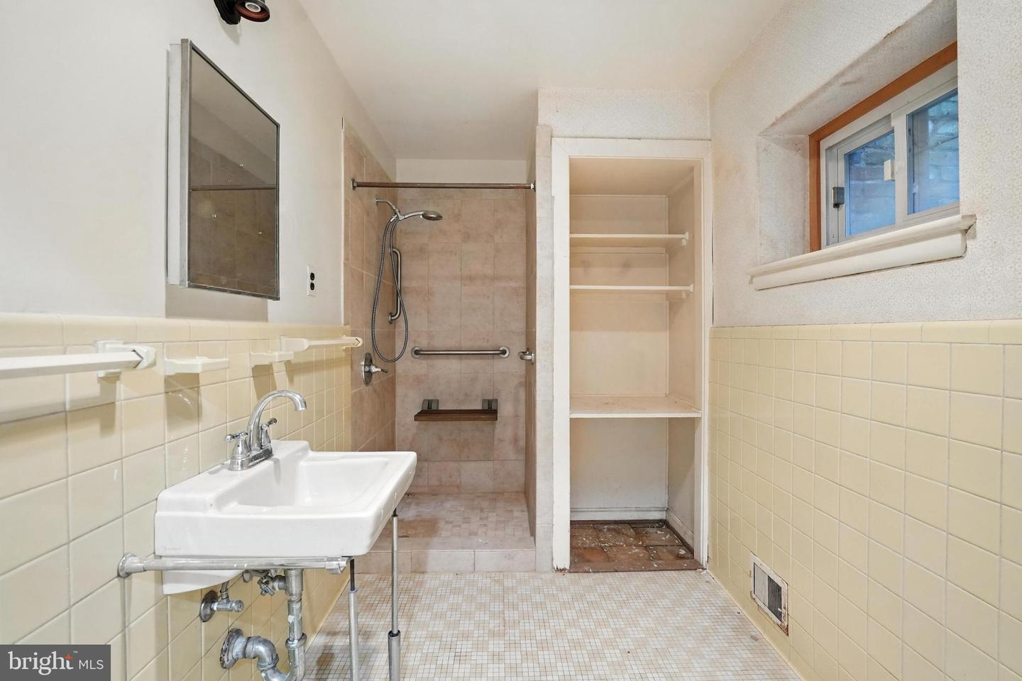 2765 N QUINCY ST, ARLINGTON, Virginia 22207, 4 Bedrooms Bedrooms, ,4 BathroomsBathrooms,Residential,For sale,2765 N QUINCY ST,VAAR2060456 MLS # VAAR2060456