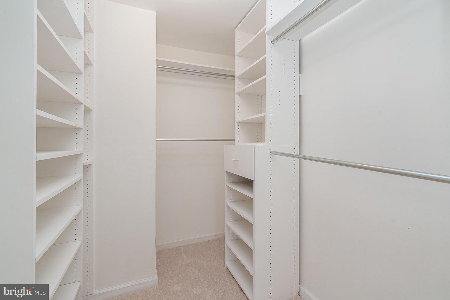 1923 WILSON LN #102, MCLEAN, Virginia 22102, 1 Bedroom Bedrooms, 5 Rooms Rooms,1 BathroomBathrooms,Residential,For sale,1923 WILSON LN #102,VAFX2258910 MLS # VAFX2258910