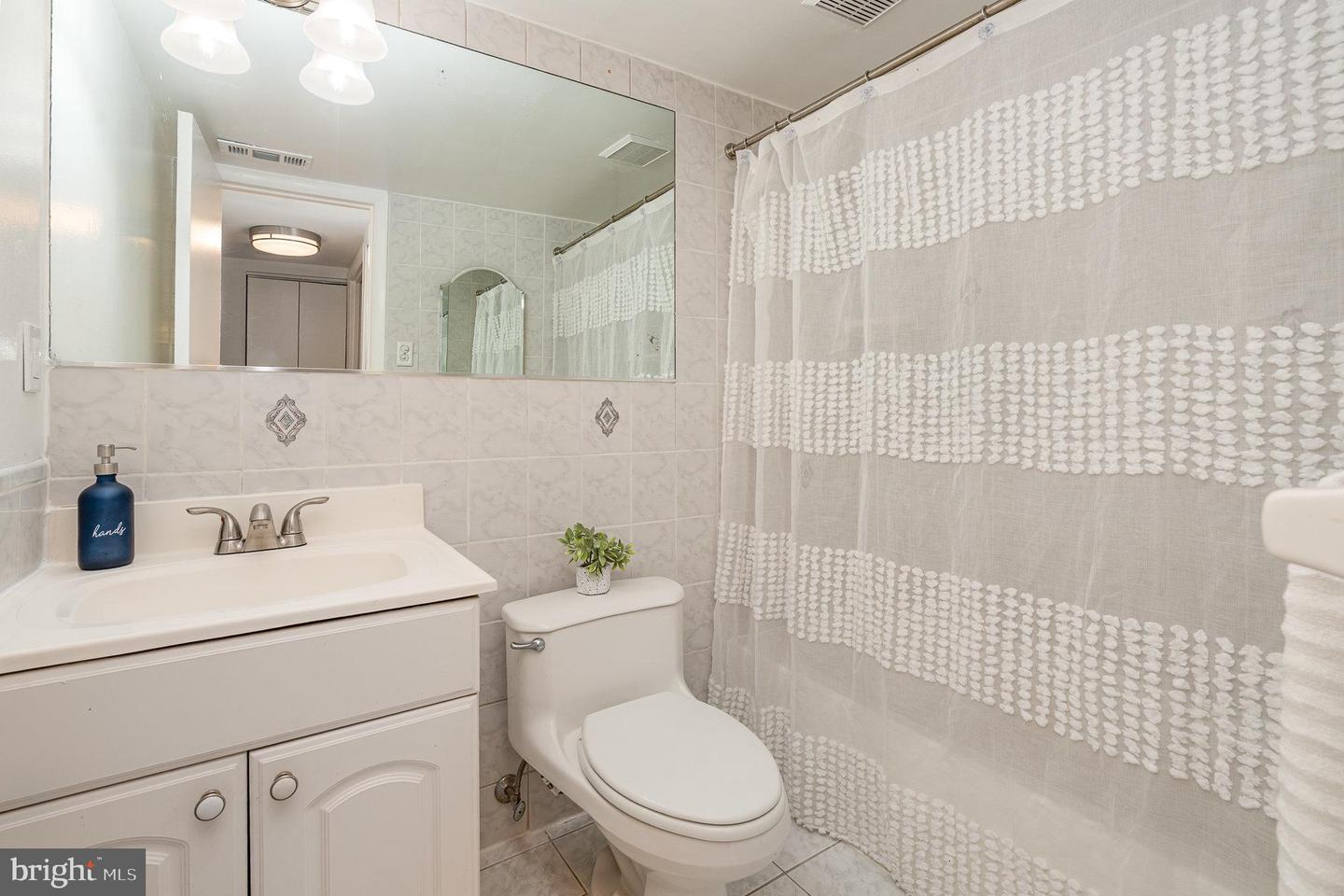 1923 WILSON LN #102, MCLEAN, Virginia 22102, 1 Bedroom Bedrooms, 5 Rooms Rooms,1 BathroomBathrooms,Residential,For sale,1923 WILSON LN #102,VAFX2258910 MLS # VAFX2258910