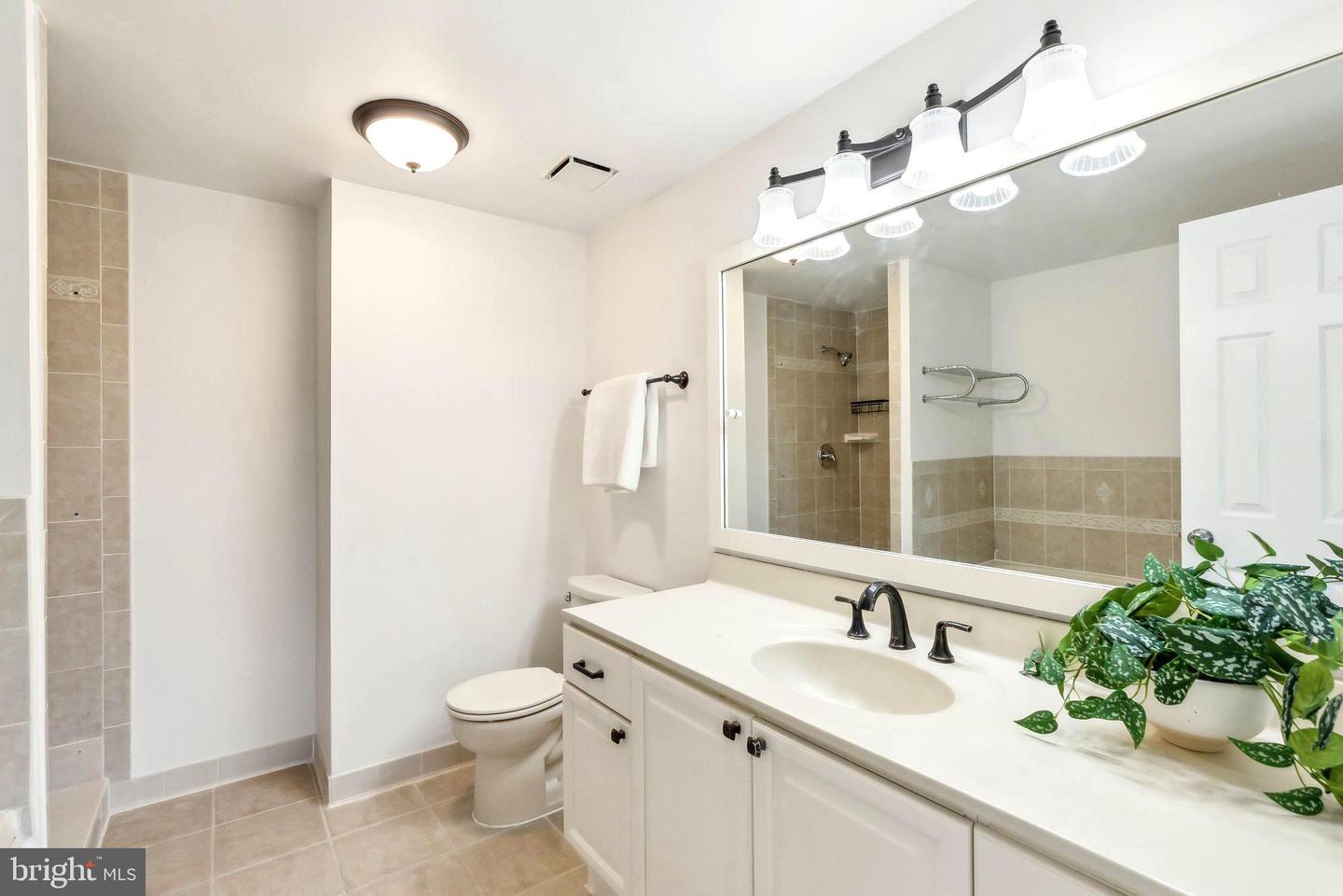 695 W GLEBE RD, ALEXANDRIA, Virginia 22305, 3 Bedrooms Bedrooms, ,4 BathroomsBathrooms,Residential,For sale,695 W GLEBE RD,VAAX2048200 MLS # VAAX2048200