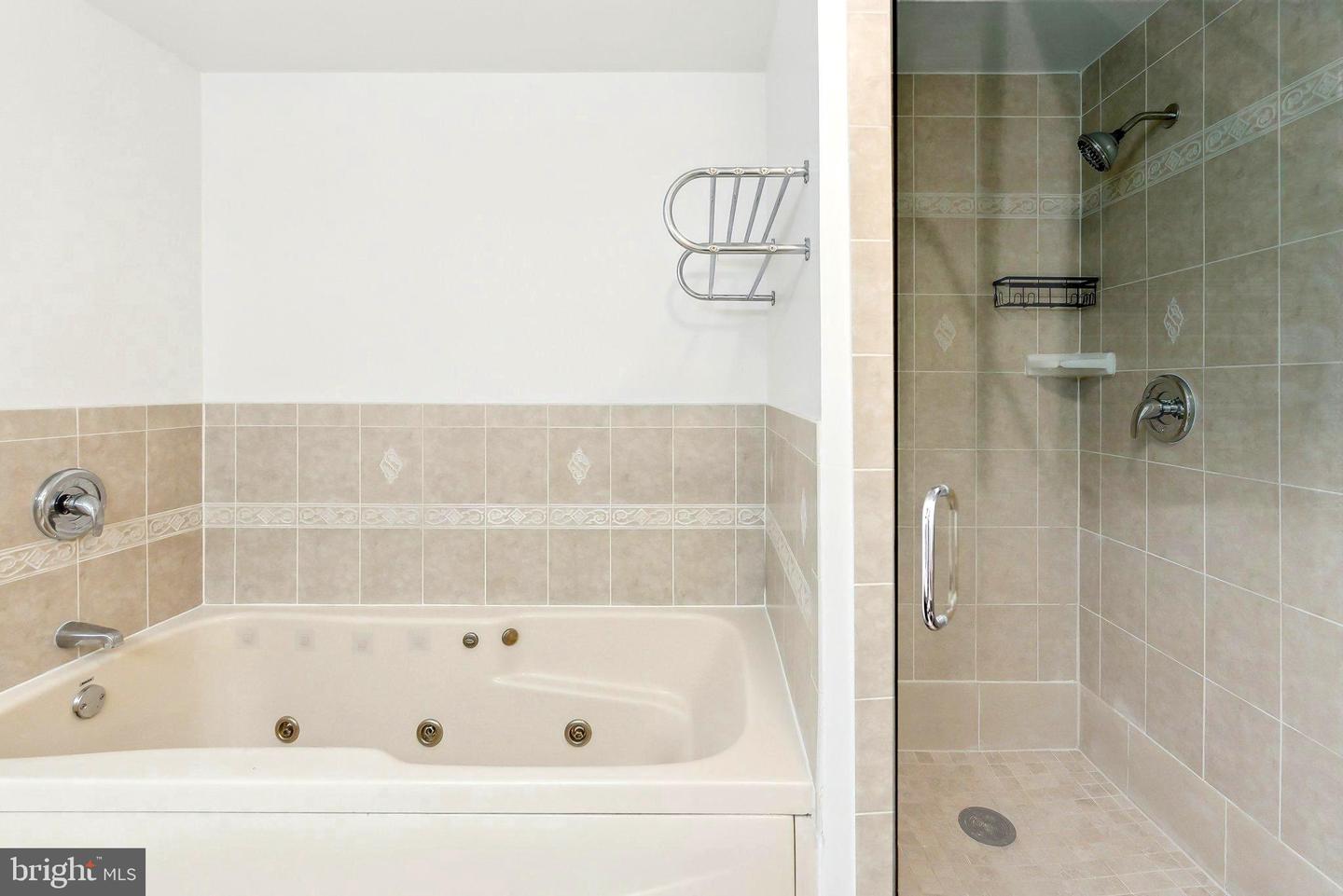 695 W GLEBE RD, ALEXANDRIA, Virginia 22305, 3 Bedrooms Bedrooms, ,4 BathroomsBathrooms,Residential,For sale,695 W GLEBE RD,VAAX2048200 MLS # VAAX2048200